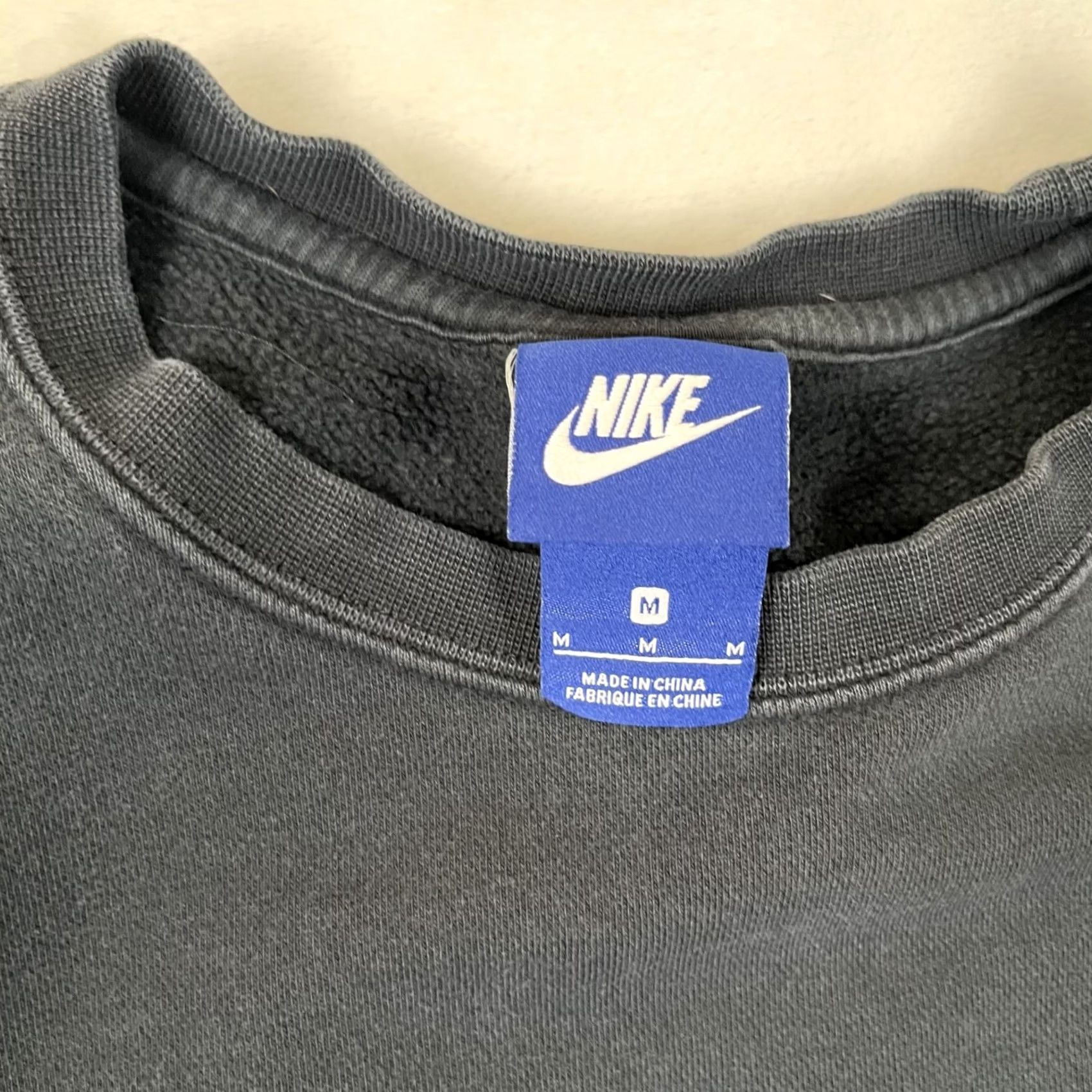 Nike VINTAGE Nike Sweatshirt Crewneck Men L Black Embroidered Swoosh 90s Sun Faded Sportswear PullOver Size US L / EU 52-54 / 3 - 3 Thumbnail