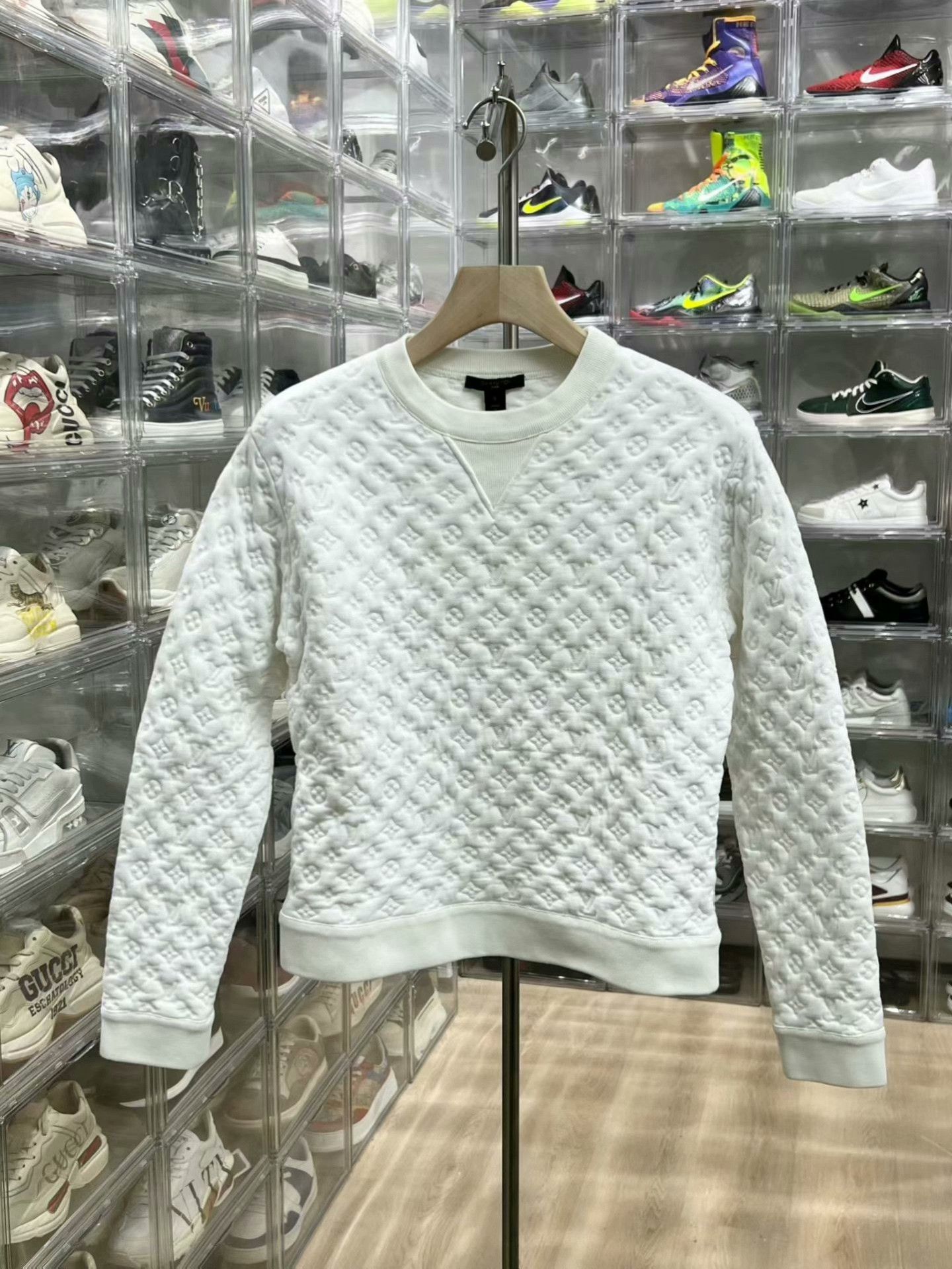 Louis Vuitton lv embossed logo crewneck sweatshirt in white Size S / US 4 / IT 40 - 1 Thumbnail