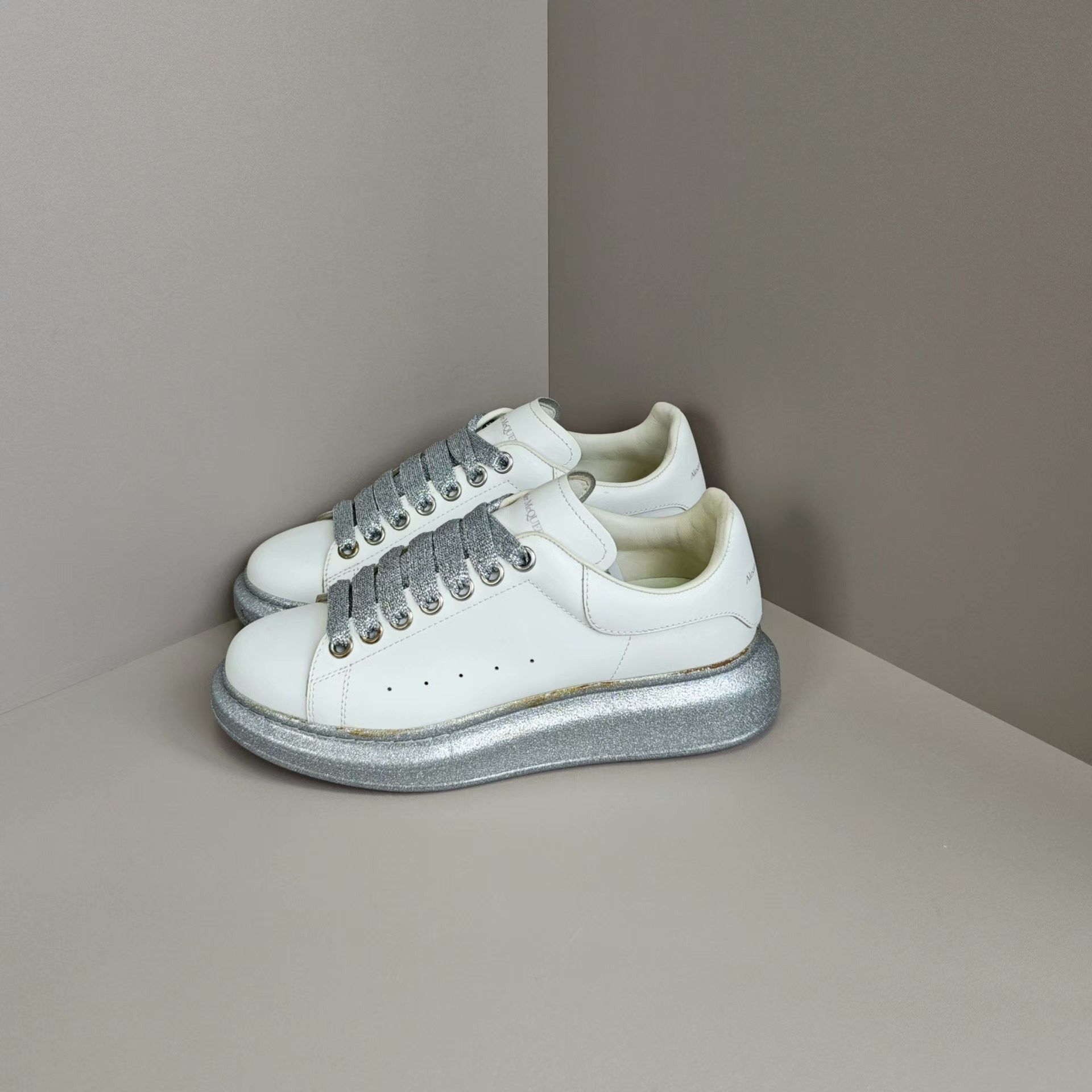 Alexander McQueen Alexander McQueen White Lowtop Sneakers us_7 Women Size US 7 / IT 37 - 1 Thumbnail