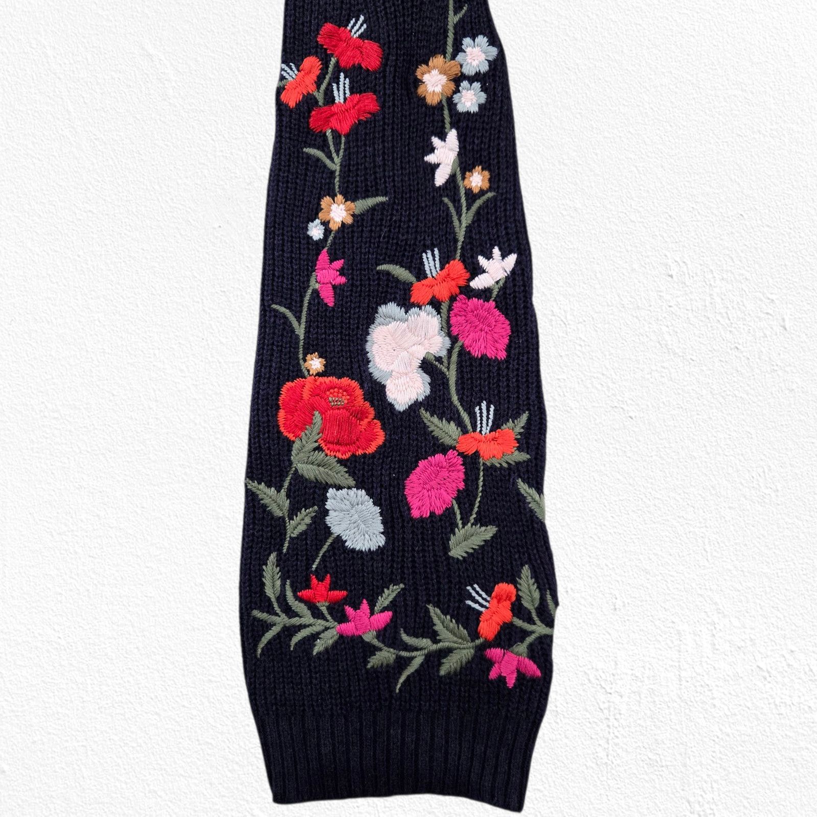 American Eagle Outfitters American Eagle Navy Floral Embroidered Sweater Size Small Size S / US 4 / IT 40 - 7 Thumbnail
