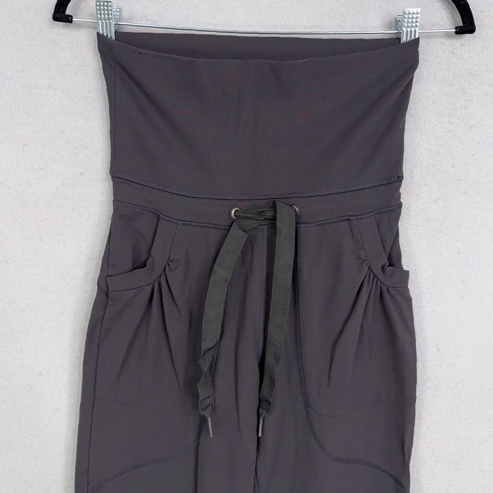 Helly Hansen Helly Hansen Pants Womens XS Gray Training High Rise Foldover Waist Pockets Track Pants Athletic Short/Long? No—keep exact words. Size 26" / US 2 / IT 38 - 2 Thumbnail