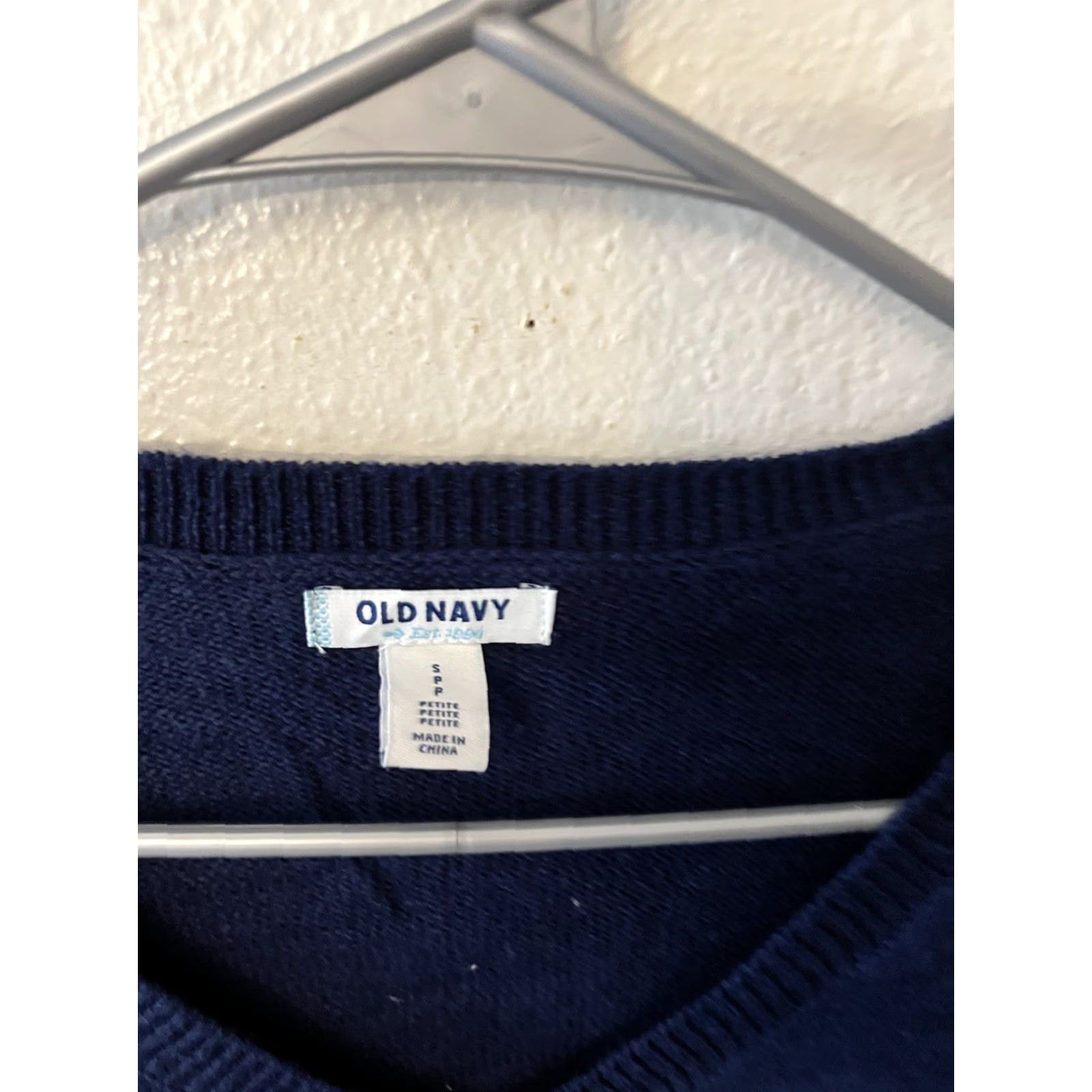 Old Navy Old Navy Pullover Sweater Women's Small Long Sleeve Navy Knit V Neck Blue Color Casual Regular Fit, Nylon? (no) Size S / US 4 / IT 40 - 2 Thumbnail