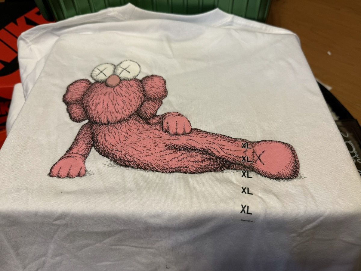 Kaws × Uniqlo Uniqlo UT x Kaws Short Sleeve Graphic T-Shirt Asian Size XL Size US XL / EU 56 / 4 - 7 Thumbnail