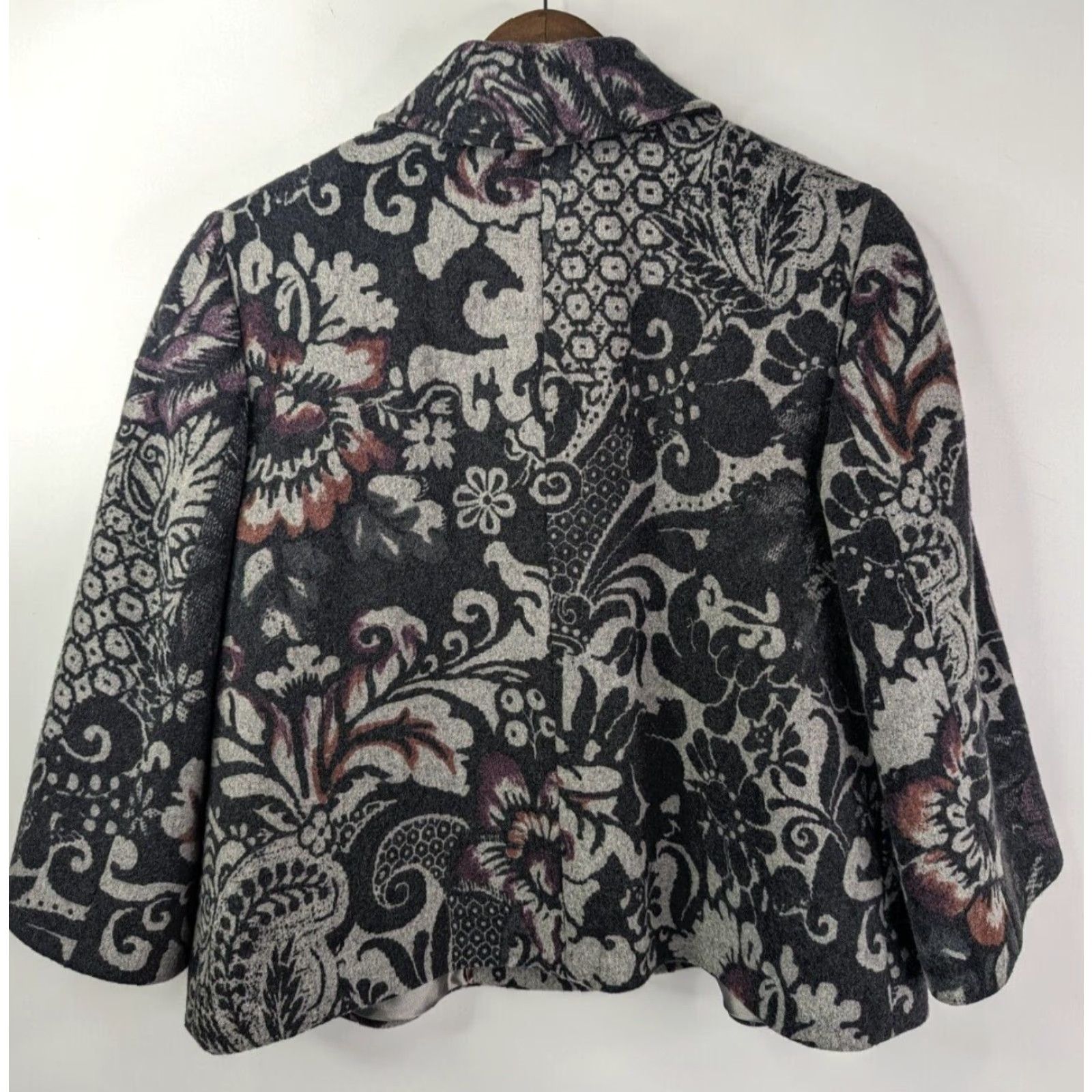 Cole Haan Cole Haan Collection Short Wool Jacket Gray Floral Pattern Size 6 Women Waist Length Wool Blend Button Front Size 28" / US 6 / IT 42 - 5 Thumbnail
