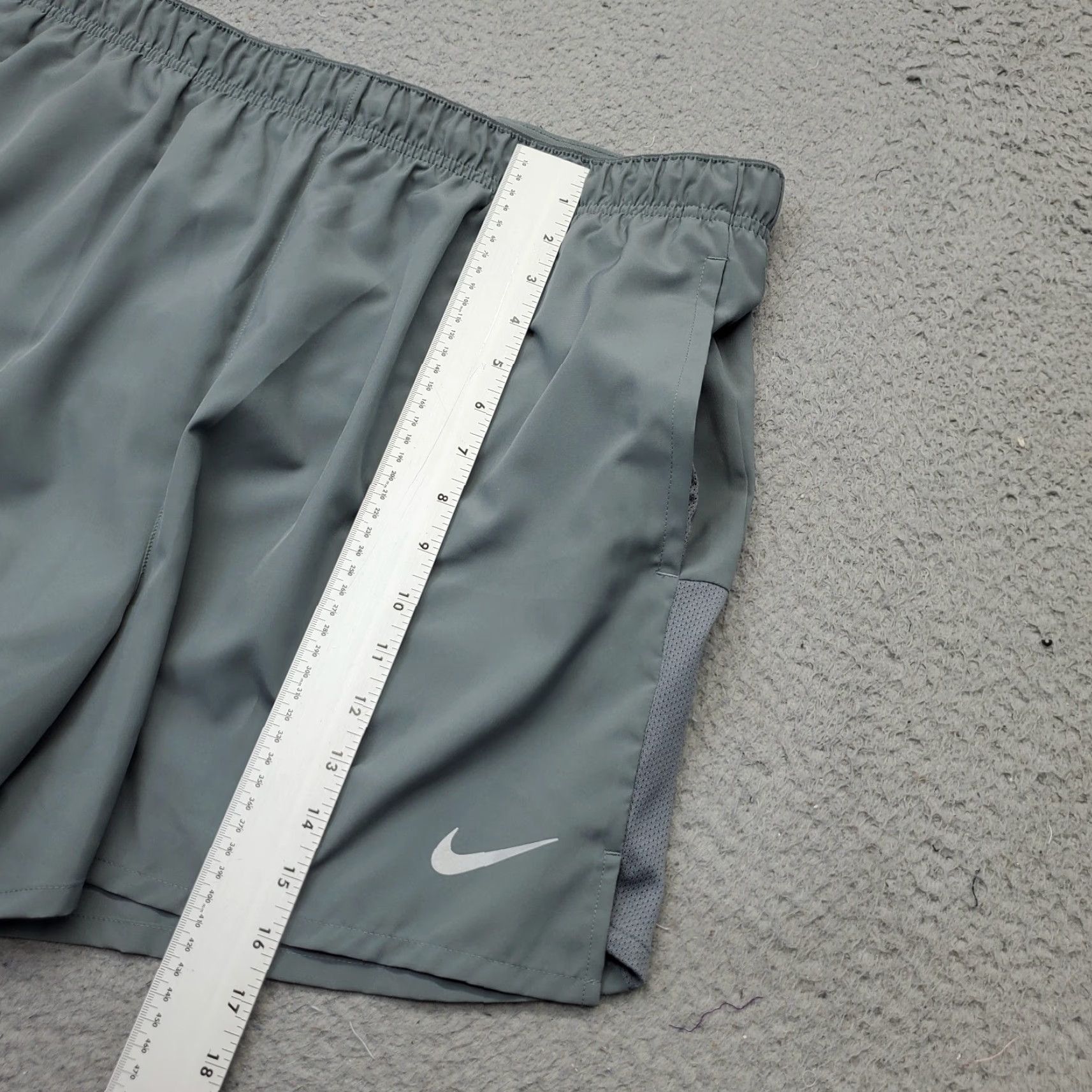 Nike Nike Dri-FIT Challenger Shorts Mens XXL Gray Slit Running Shorts (5" Inseam) Athletic Pockets Size US 39 - 3 Thumbnail
