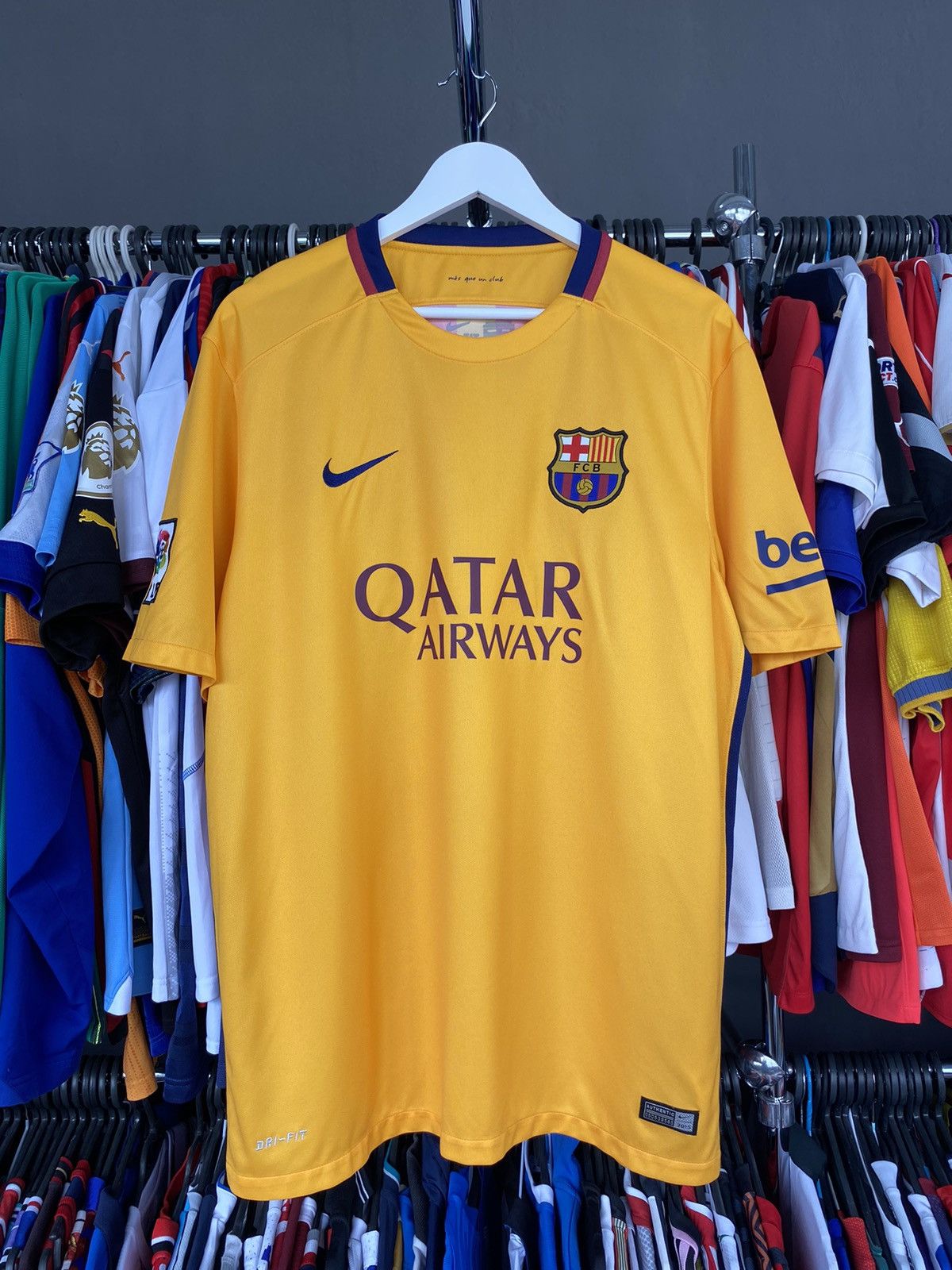 Nike NIKE BARCELONA 2015-16 AWAY FOOTBALL SHIRT Size US XL / EU 56 / 4 - 1 Thumbnail