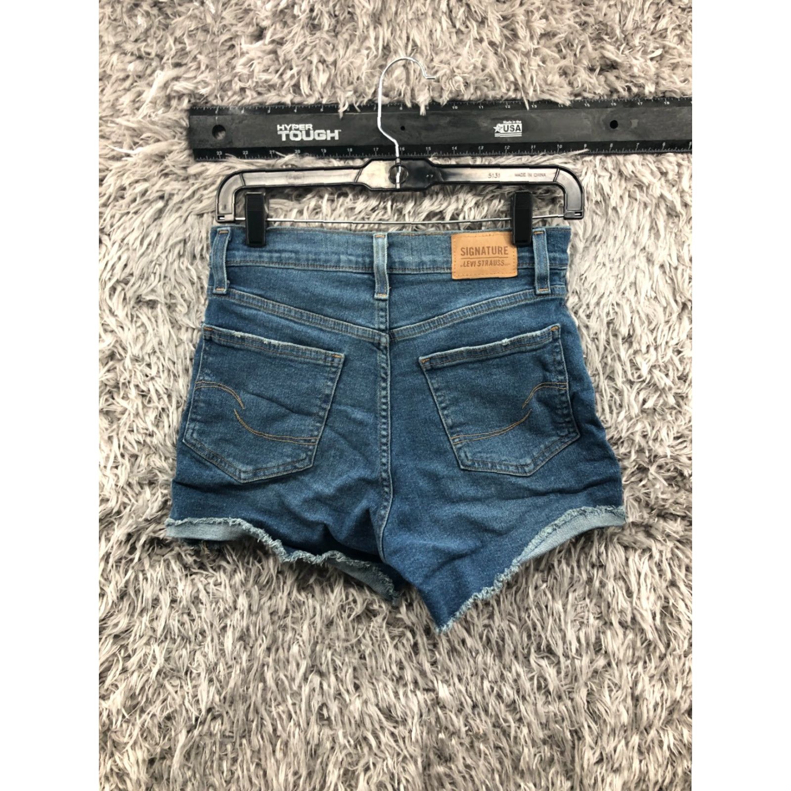 Levi's VINTAGE Levi's Hi-Rise Shorts Womens Size 4 Medium Wash Blue Raw Hem Size 27" / US 4 / IT 40 - 4 Thumbnail