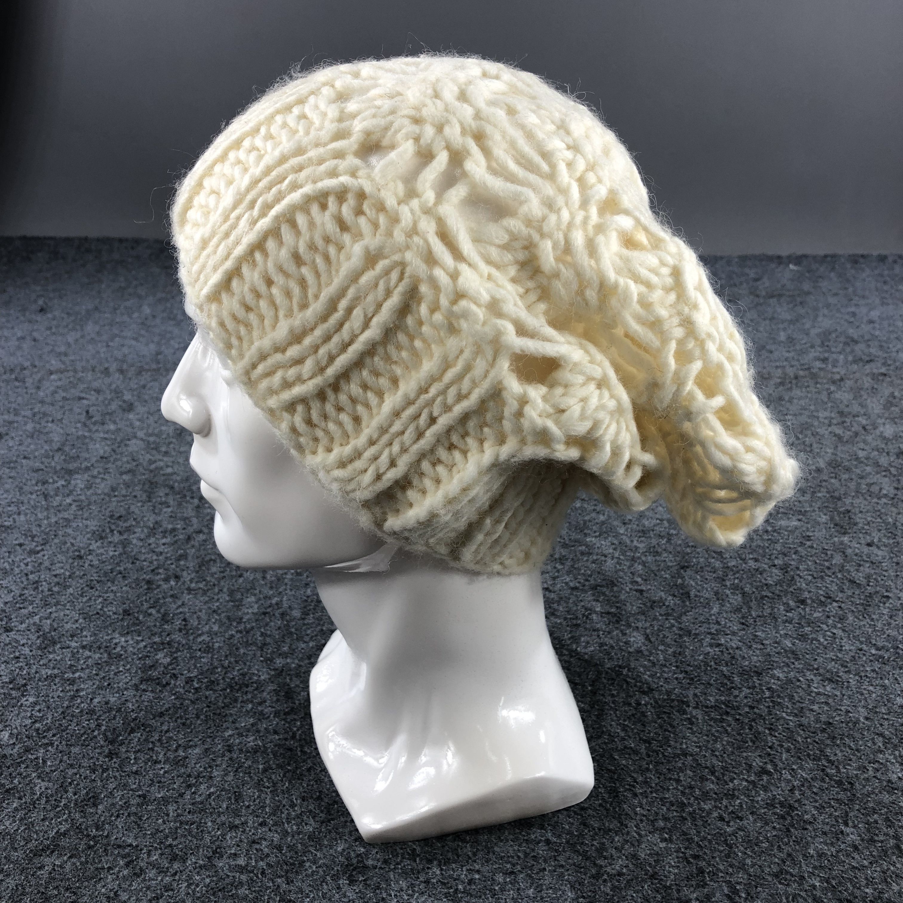 Vintage Unknown Knitted Beanie Snowcap Snow Hat Winter Hat B179 Size ONE SIZE - 1 Thumbnail