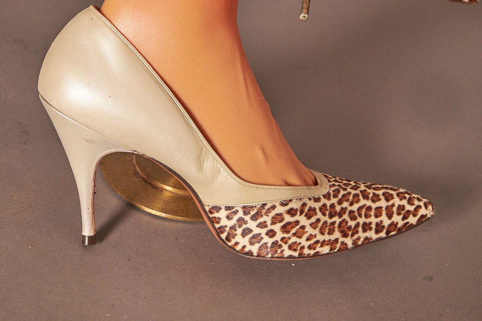 Vintage 1950s Stiletto Patent Leather and Fur Pumps Heels Size US 9.5 / IT 39.5 - 6 Thumbnail