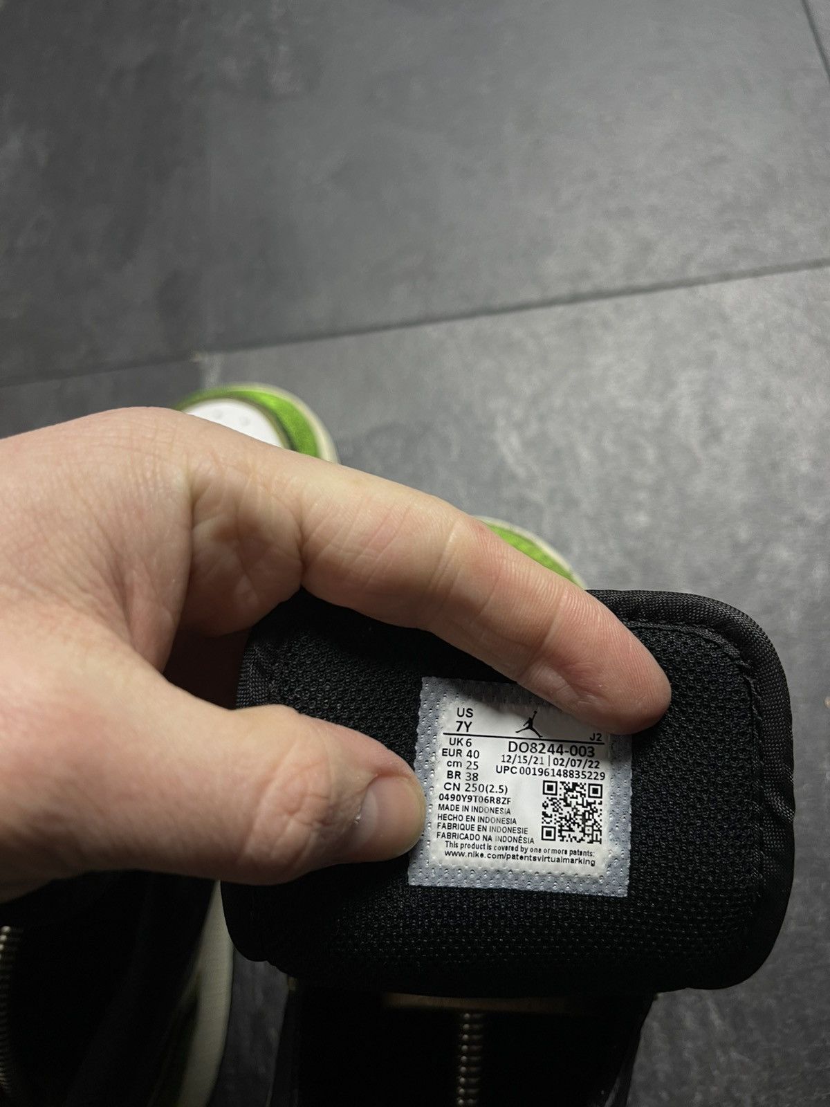 Streetwear Nike Air Jordan 1 Low SE GS Black/Green Size US 7 / EU 40 - 15 Thumbnail