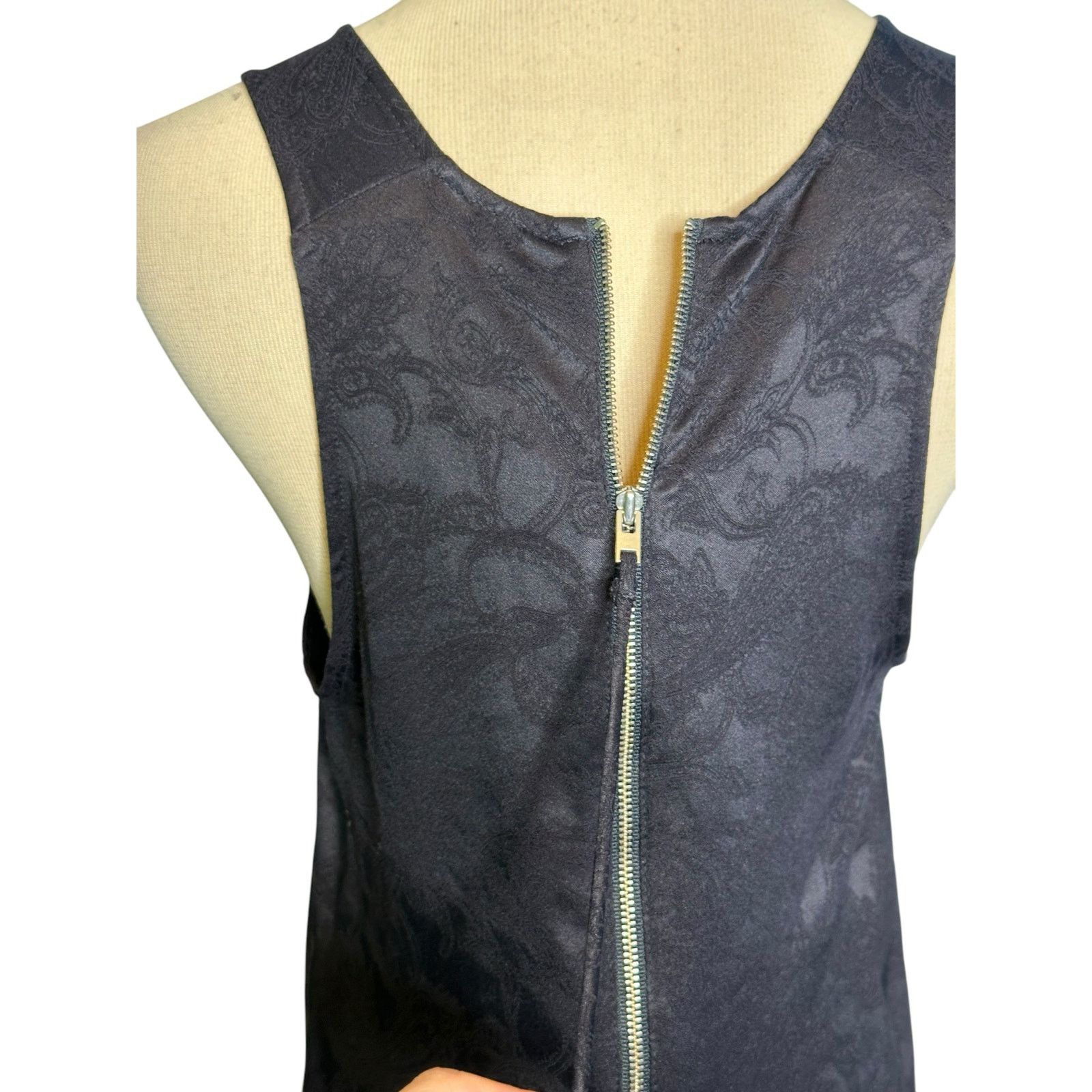 Aritzia Wilfred Black Paisley Brocade Back Zip Tank Top Size Small Size S / US 4 / IT 40 - 8 Thumbnail