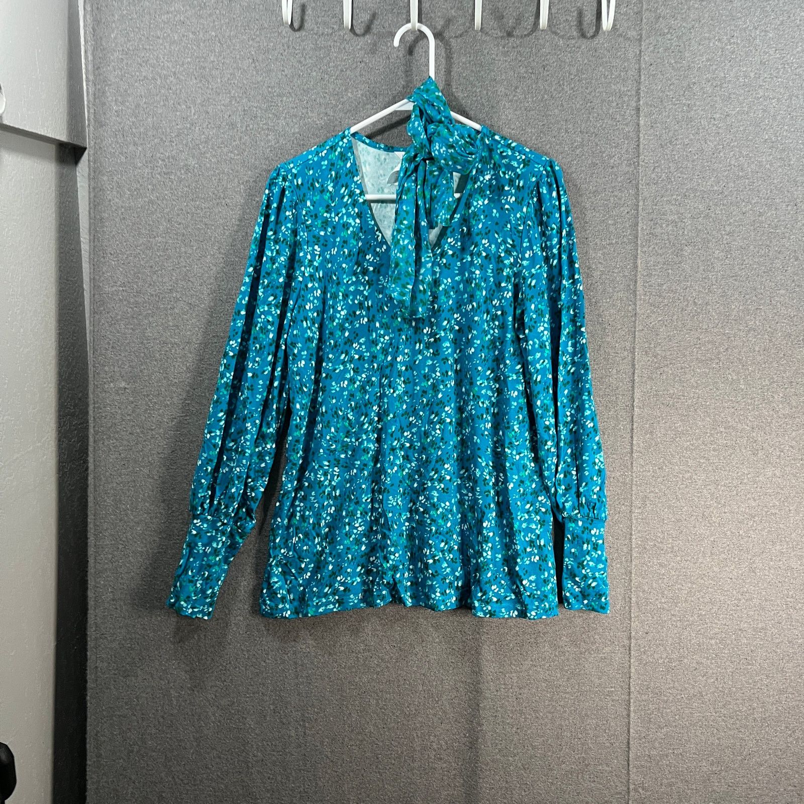 Isaac Mizrahi Isaac Mizrahi LIVE! Printed V-neck Top with Detachable Size M / US 6-8 / IT 42-44 - 1 Thumbnail