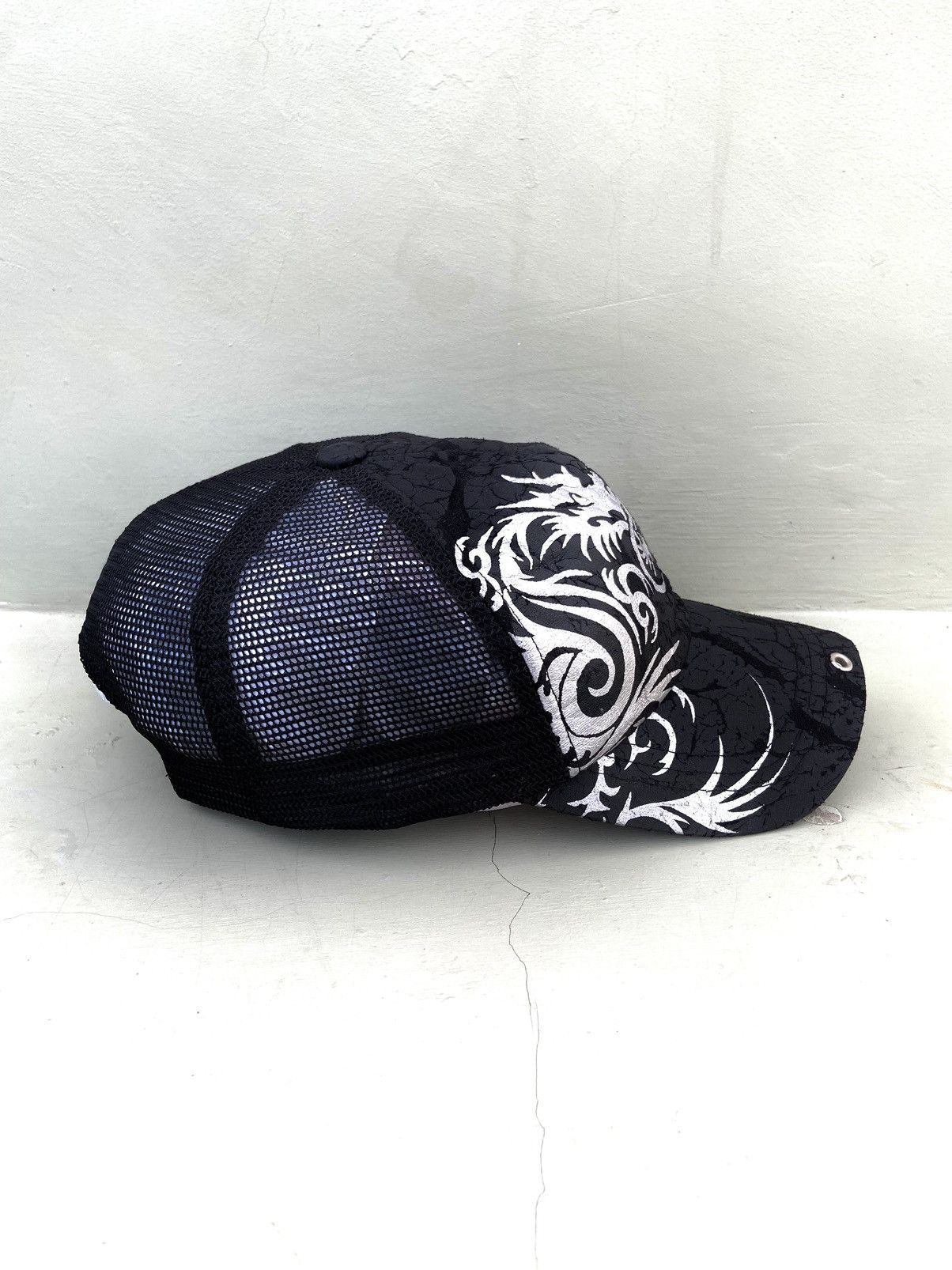 If Six Was Nine 2000s dragon skull trucker hat Size ONE SIZE - 6 Thumbnail