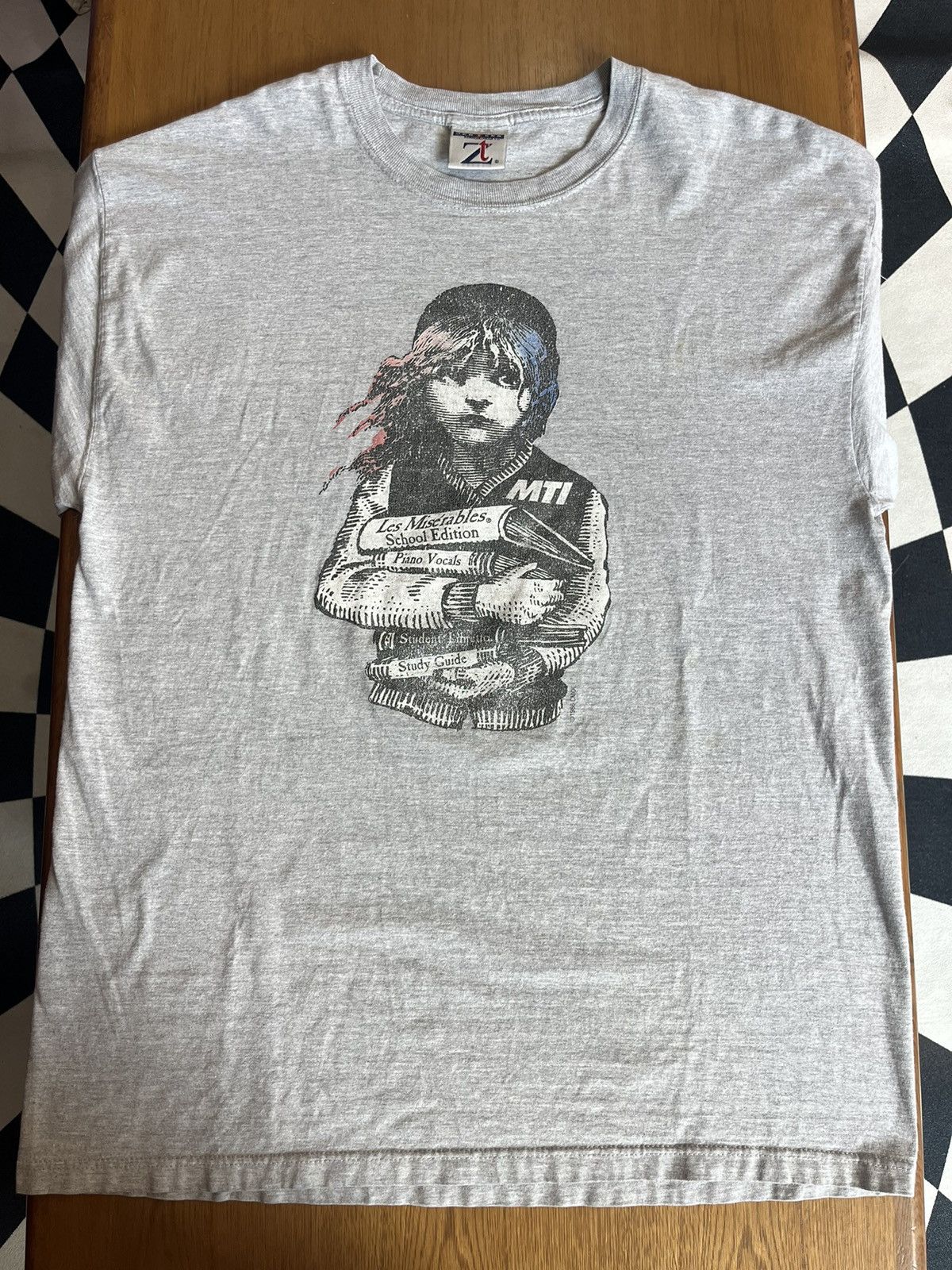 Arts & Science Vintage MTI Les Miserables School Edition 2003’s Tshirt Size US L / EU 52-54 / 3 - 4 Thumbnail