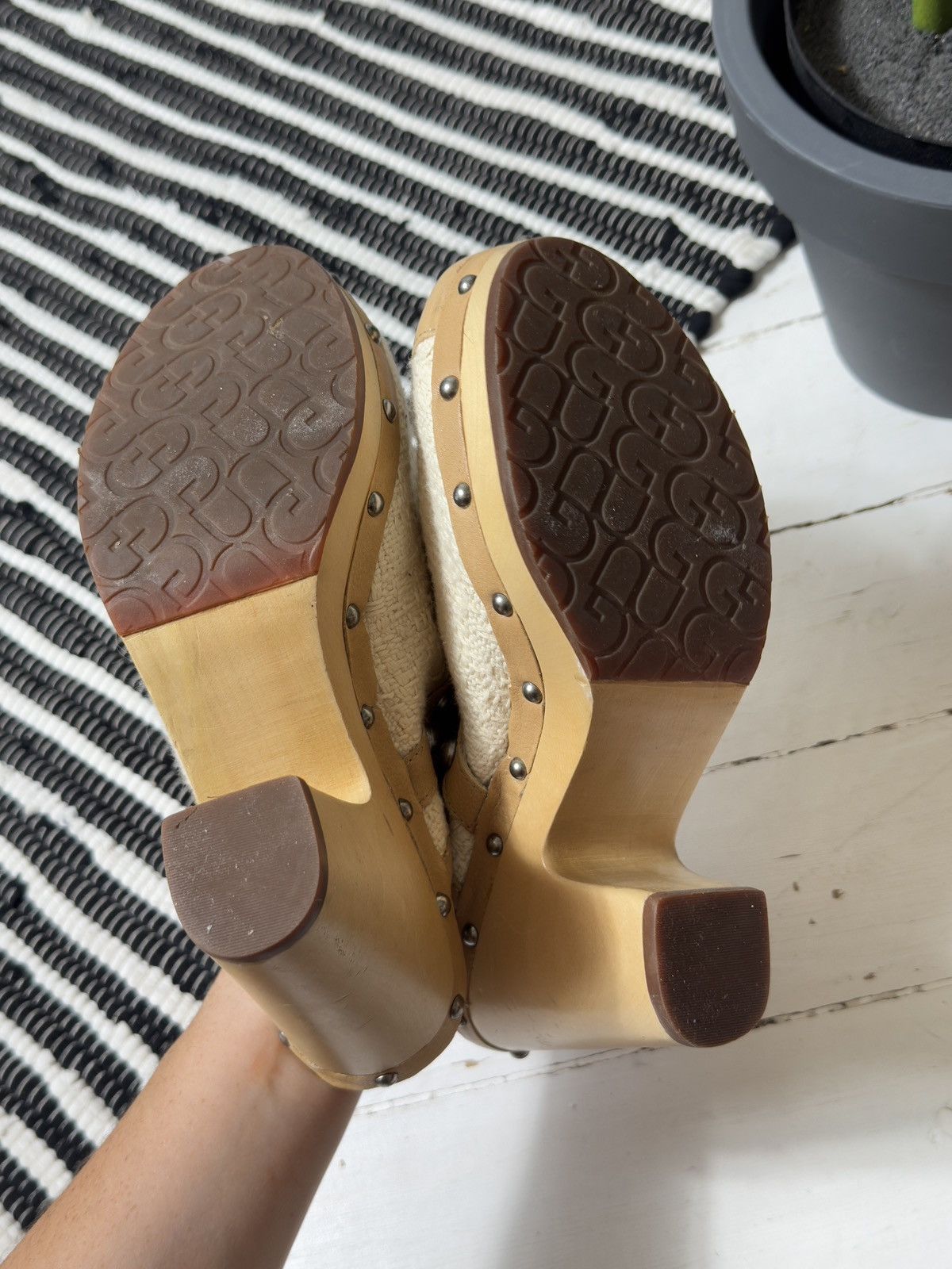 Ugg VINTAGE UGG TAN AND CREAM 2000s MULES CLOGS Size US 9 / IT 39 - 6 Thumbnail