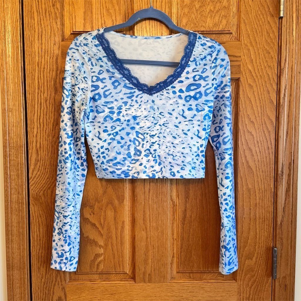 Shein SHEIN Women's Blue Cheetah Print Lace V-Neck Long Sleeve Cr Size M / US 6-8 / IT 42-44 - 1 Thumbnail