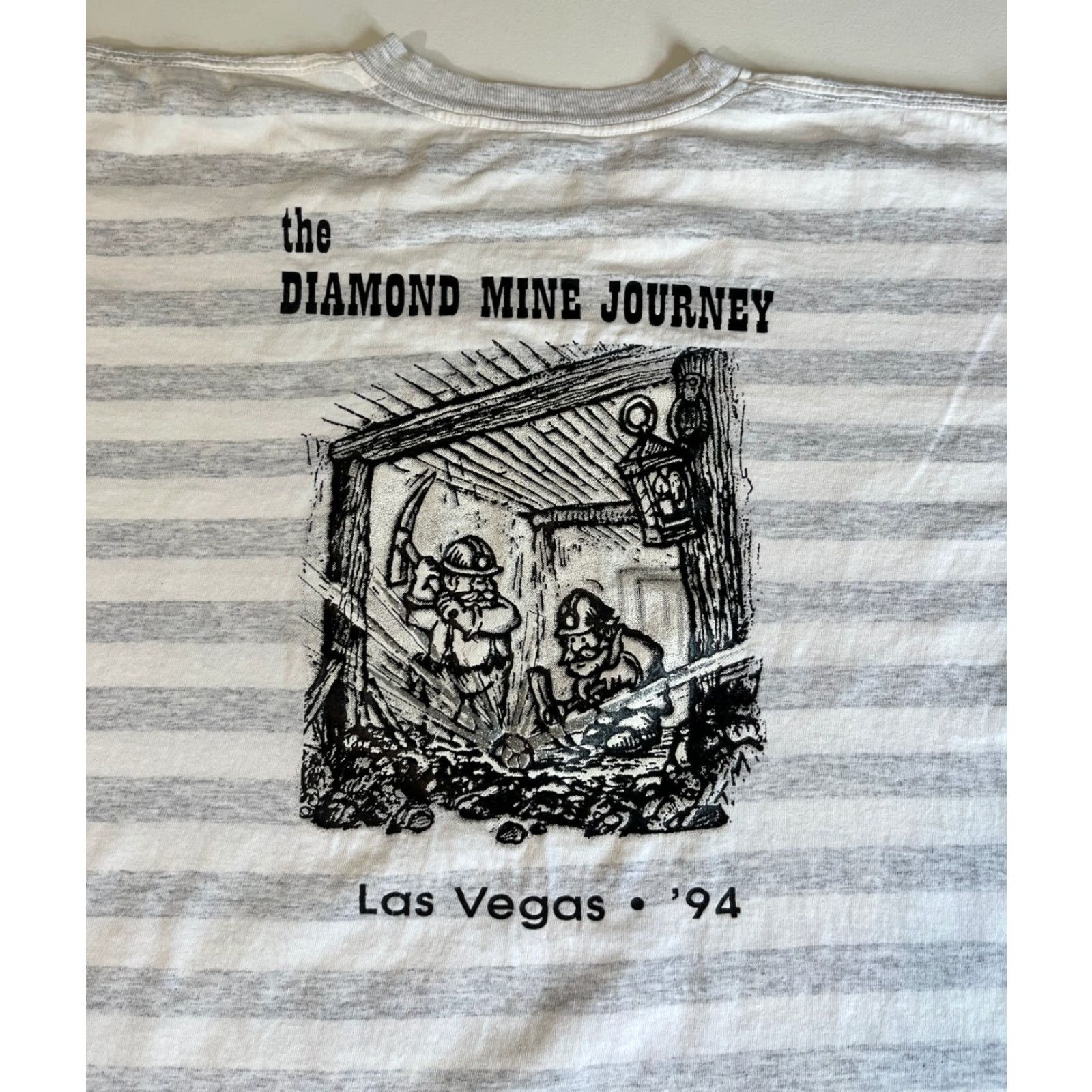 Vintage VINTAGE Tennessee River Gold Unisex Adults T-Shirt XL White Gray 1994 Las Vegas The Diamond Journey Quorum Tee Striped 90s USA 100% Cotton Made in USA Size US XL / EU 56 / 4 - 3 Thumbnail