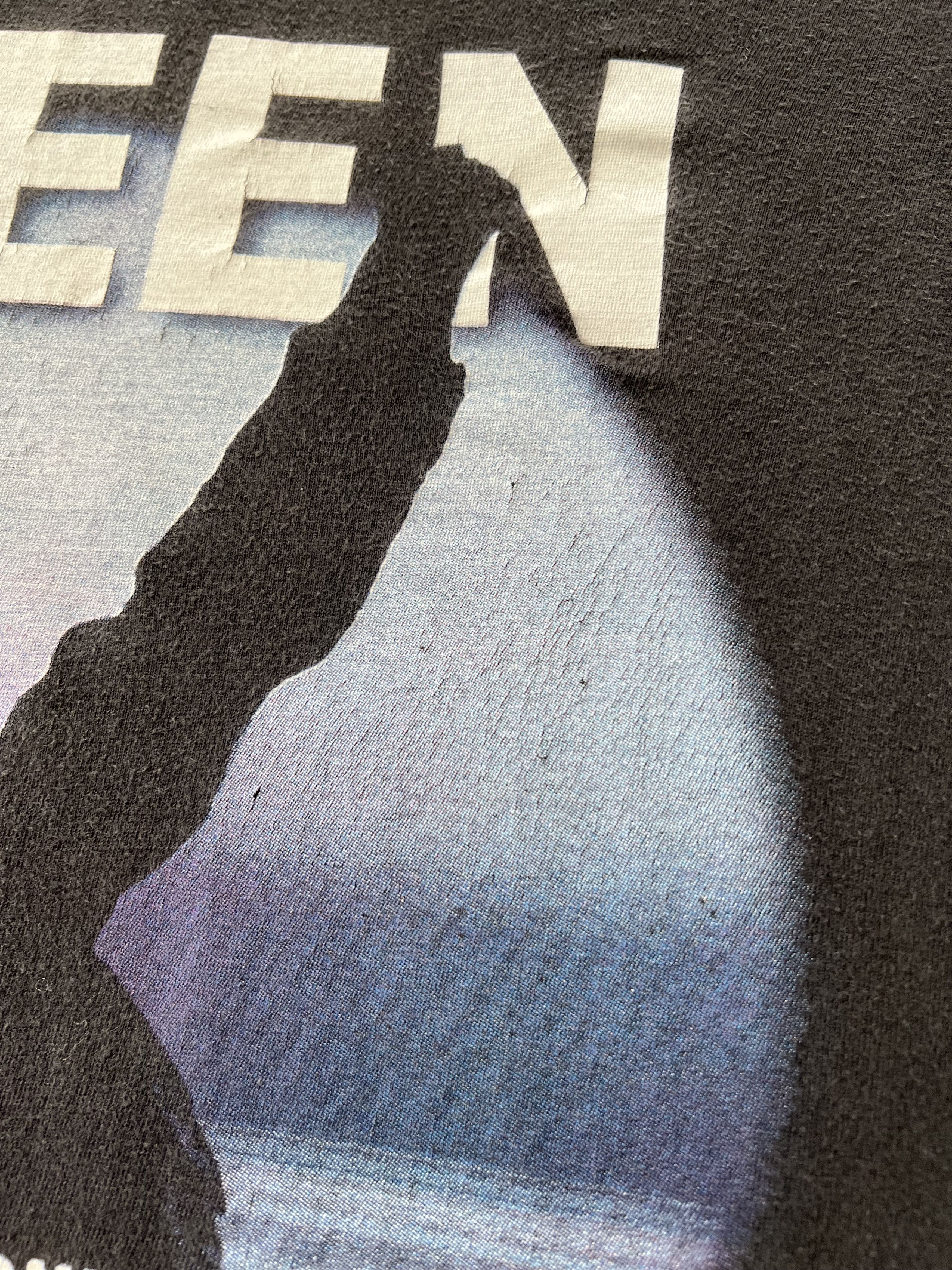 Band Tees Vintage 90s Queen Heaven for Everyone Black T-shirt Size US M / EU 48-50 / 2 - 7 Thumbnail