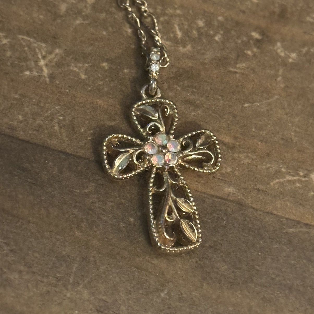 Other Avon gold filigree AB rhinestone cross pendant necklace Size ONE SIZE - 3 Thumbnail