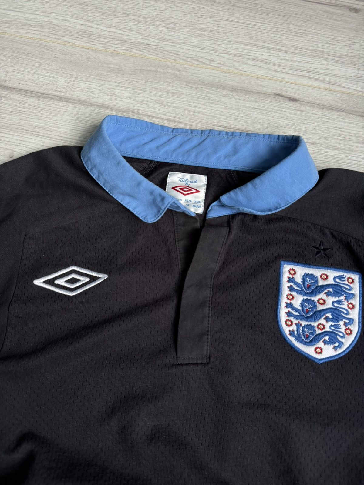 Umbro × Vintage Vintage Umbro England Soccer Jersey away shirt 2012 kit Size US M / EU 48-50 / 2 - 3 Thumbnail