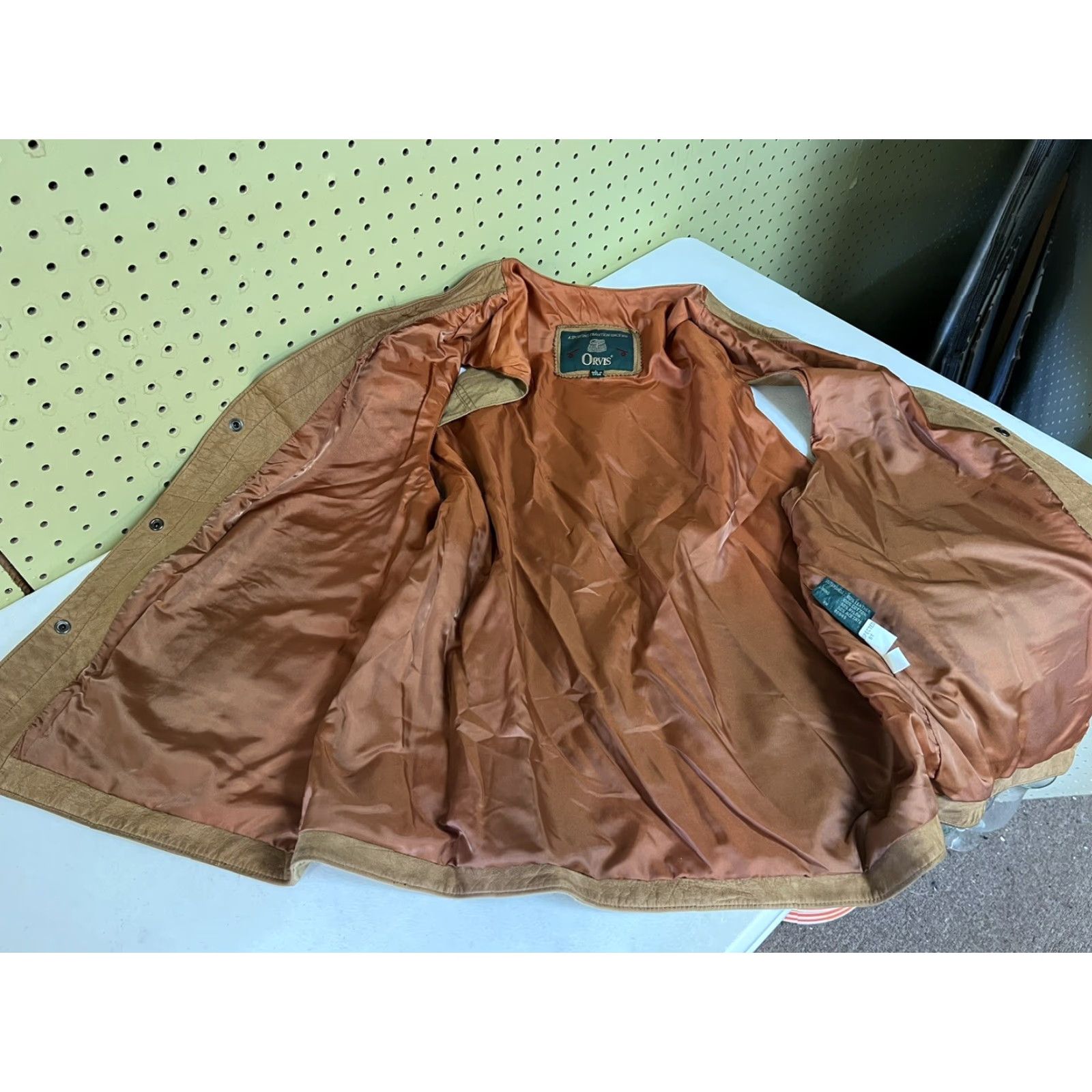 Orvis VINTAGE Orvis Suede Leather Vest Tan Short Snap Vest Pockets Men Sz Large Regular Fit Size US L / EU 52-54 / 3 - 5 Thumbnail