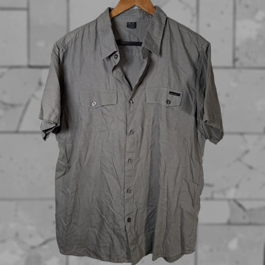 Oakley Oakley Shirt L Mens Gray Short Sleeve Button-Up Size US L / EU 52-54 / 3 - 1 Thumbnail