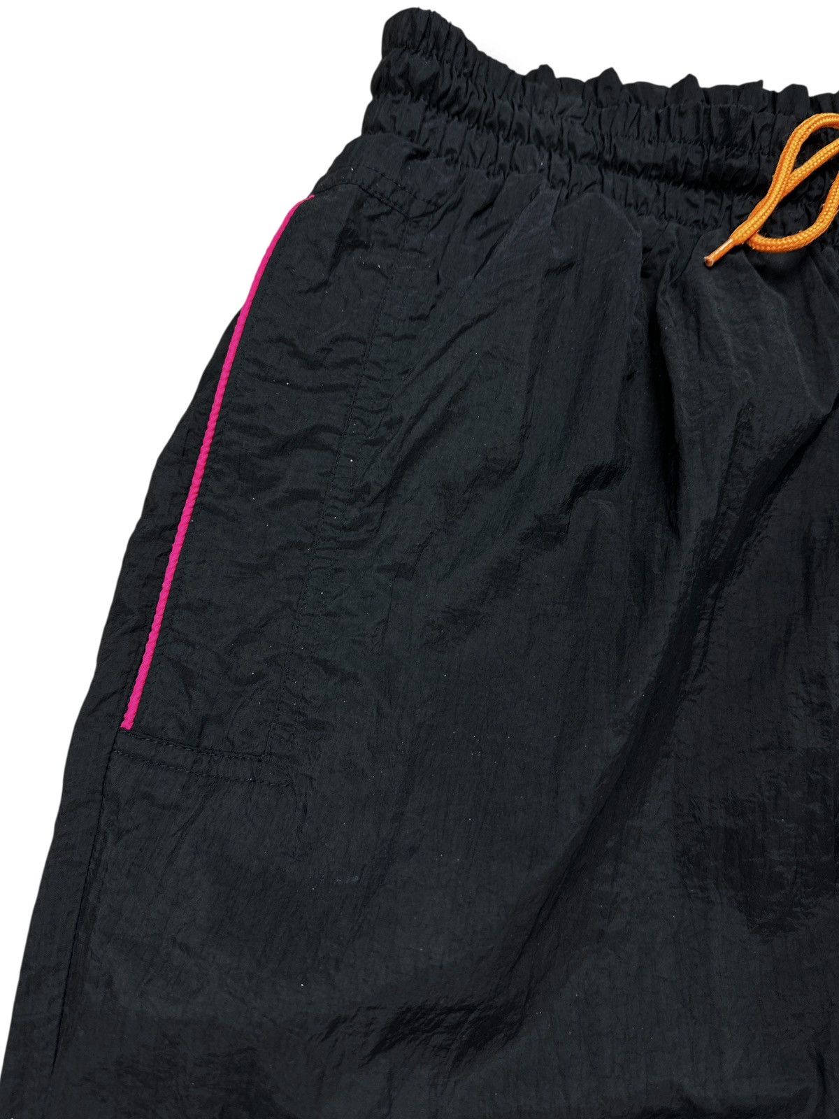 Nike Vintage 80’s Nike Nylon Track Pants Joggers Black Retro Y2K Size US 34 / EU 50 - 7 Thumbnail