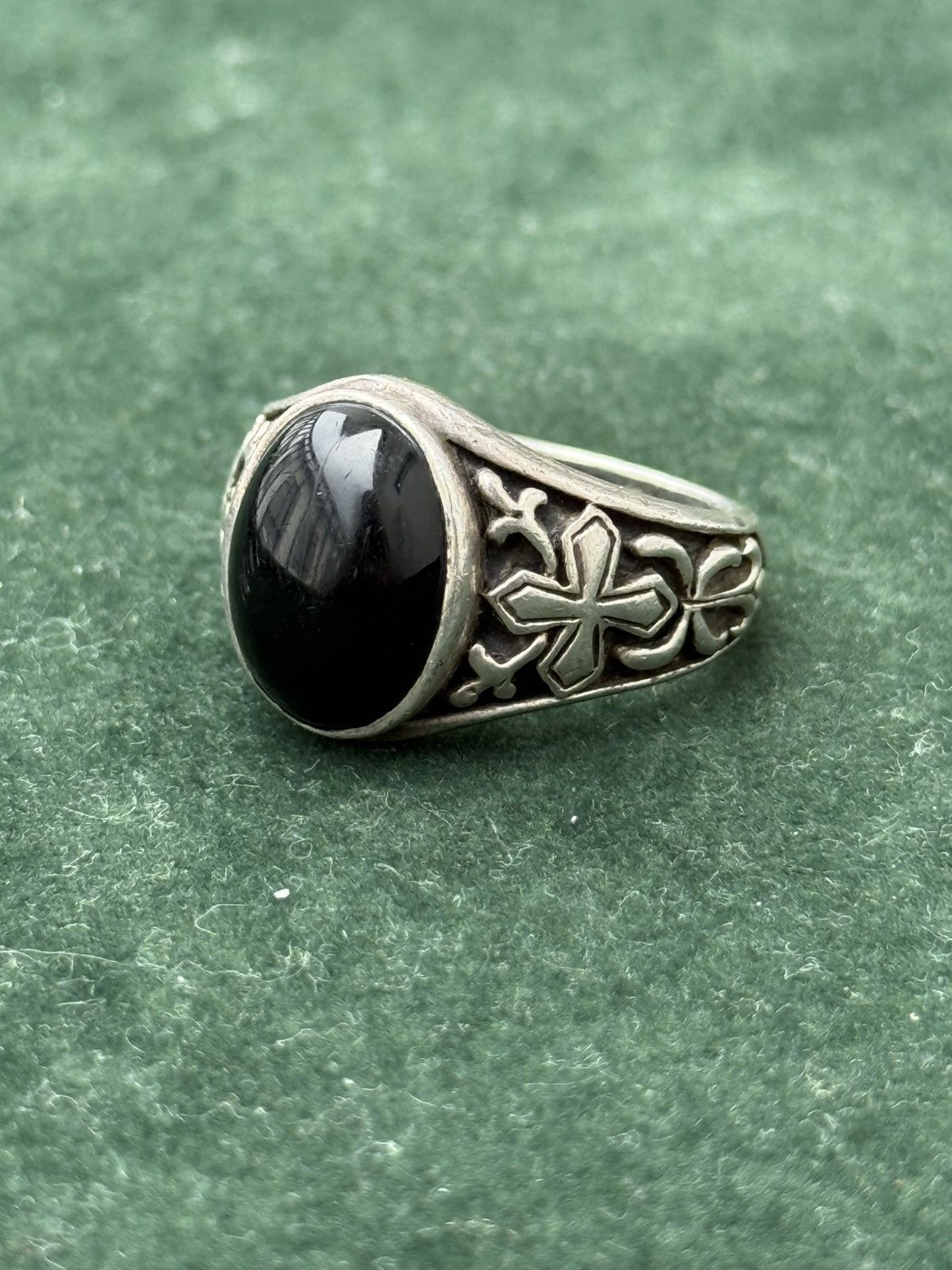Vintage Vintage Silver Black Onyx Ring Gothic Cross Detailing Size ONE SIZE - 1 Thumbnail