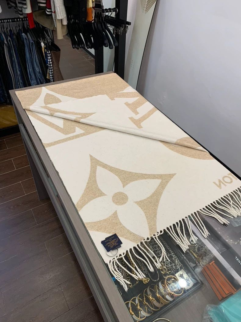 Louis Vuitton Louis Vuitton Beige Wool Fringe Scarf Shawl- Size ONE SIZE - 4 Thumbnail