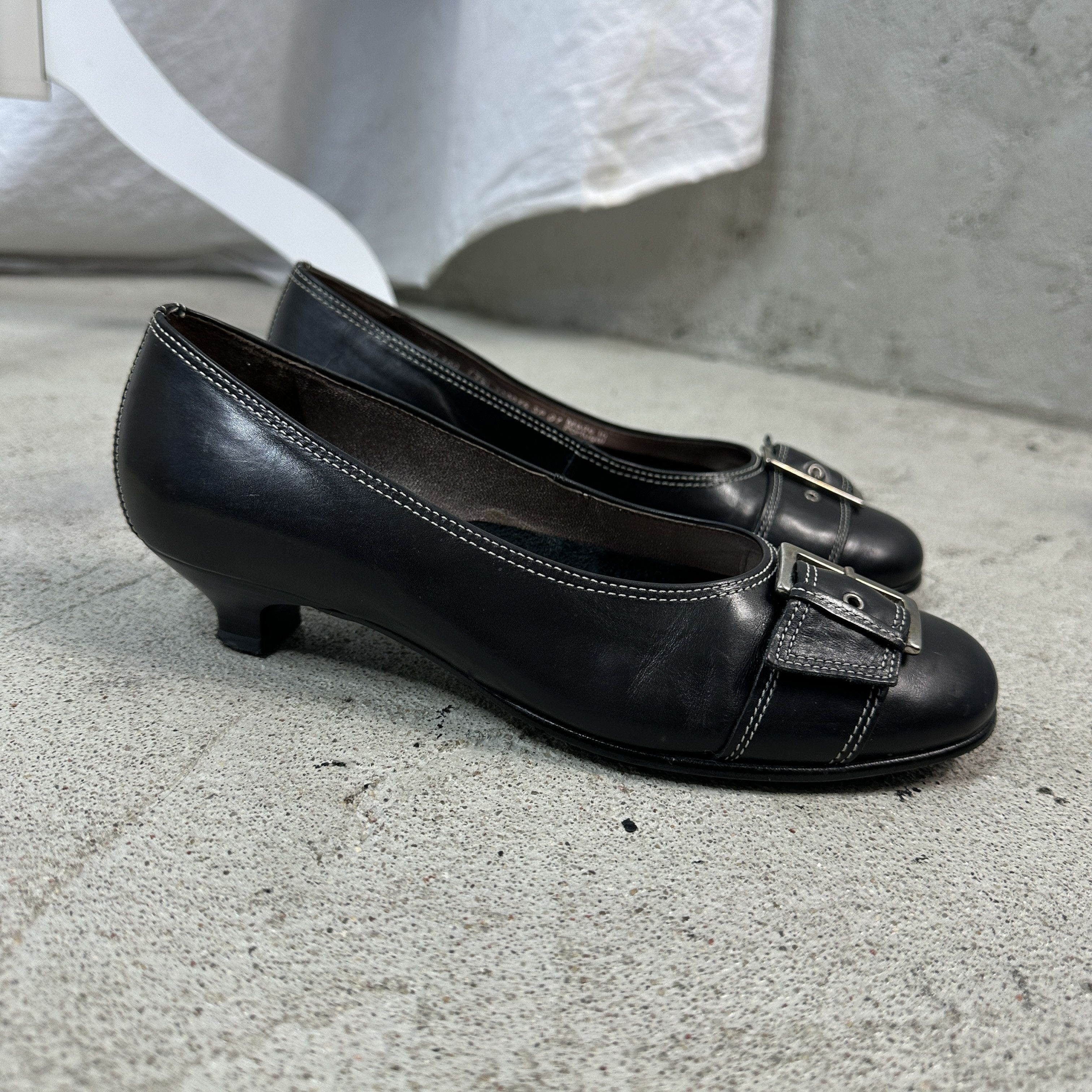 Vintage Vintage Avant Garde Y2K Buckled Kitten Heels Leather Shoes Size US 5 / IT 35 - 3 Thumbnail