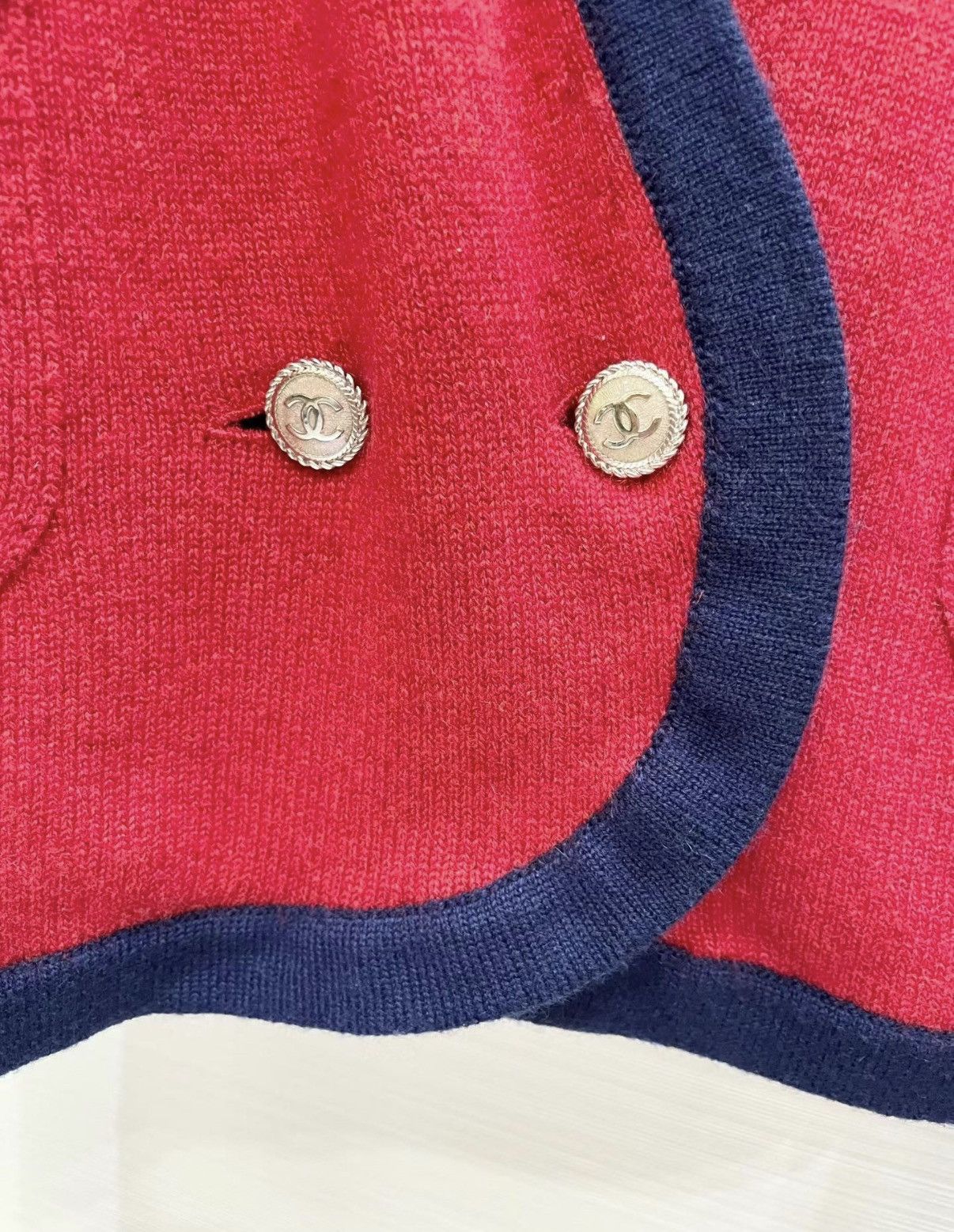 Chanel Chanel F36 Classic Cashmere Cardigan Red with Blue Trim J33 Size XS / US 0-2 / IT 36-38 - 3 Thumbnail