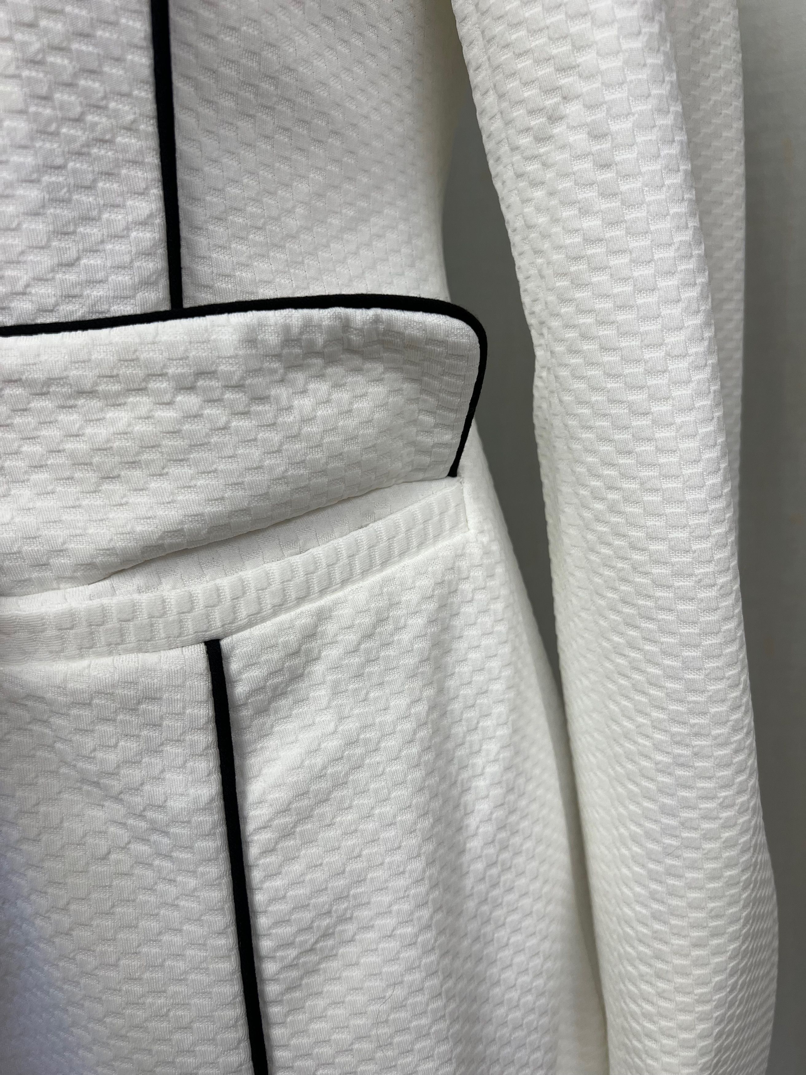 ELLIATT NWT Elliatt Symmetry Blazer in Ice White Black Trim Medium Size M / US 6-8 / IT 42-44 - 3 Thumbnail
