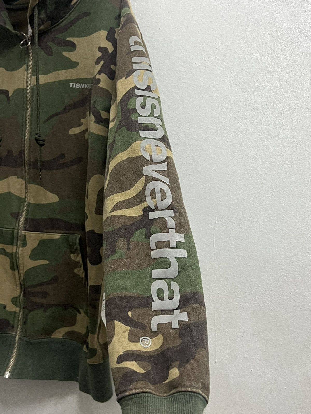 thisisneverthat TISNVRAT SWEATSHIRT hoodie CAMO spell out sleeves Size US L / EU 52-54 / 3 - 9 Thumbnail