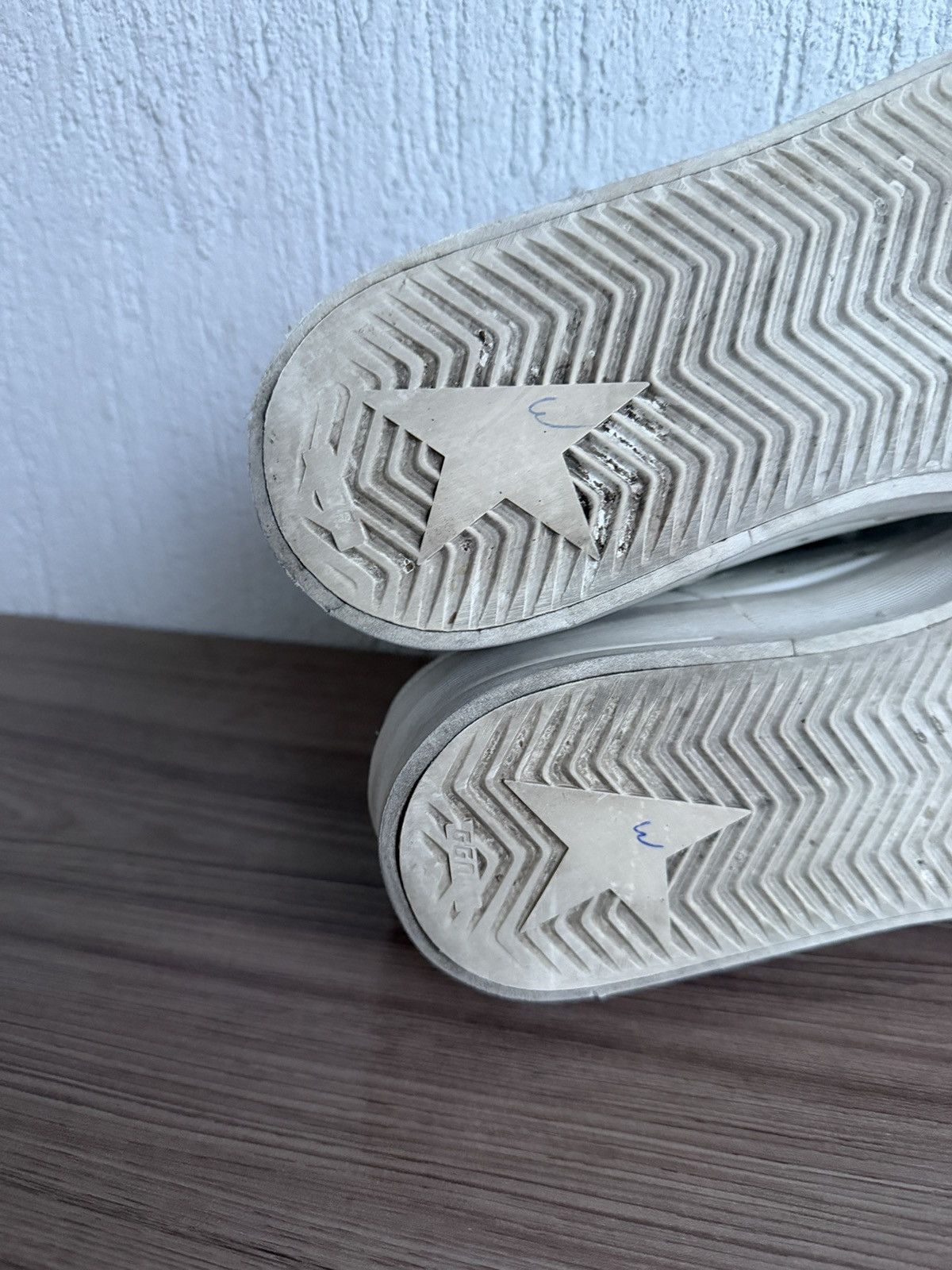 Golden Goose stardan ( love in an a instant) Limited edition sneaker Size US 8 / EU 41 - 22 Thumbnail