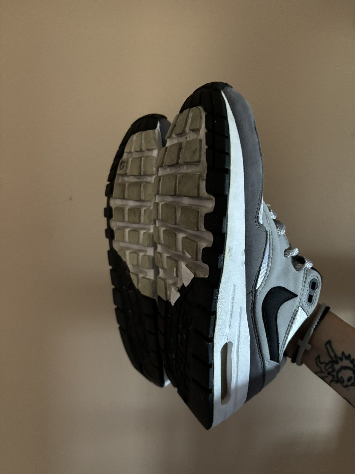 Nike Nike Air Max 1 GS 'Wolf Grey Gunsmoke' Size US 5.5 / EU 38 - 5 Thumbnail