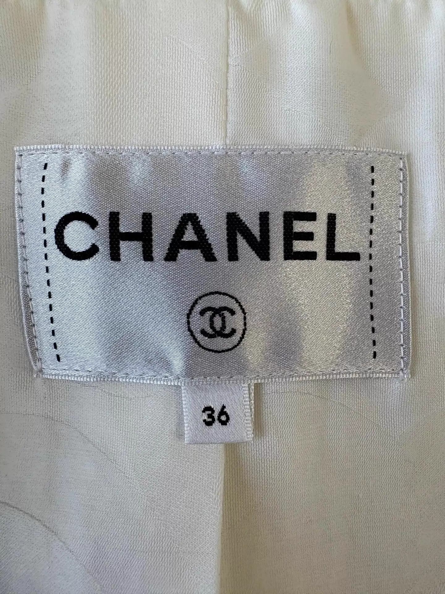 Chanel Chanel 23S White Tweed 4-Pocket CC Crystal Button Jacket 36 Size XS / US 0-2 / IT 36-38 - 8 Thumbnail