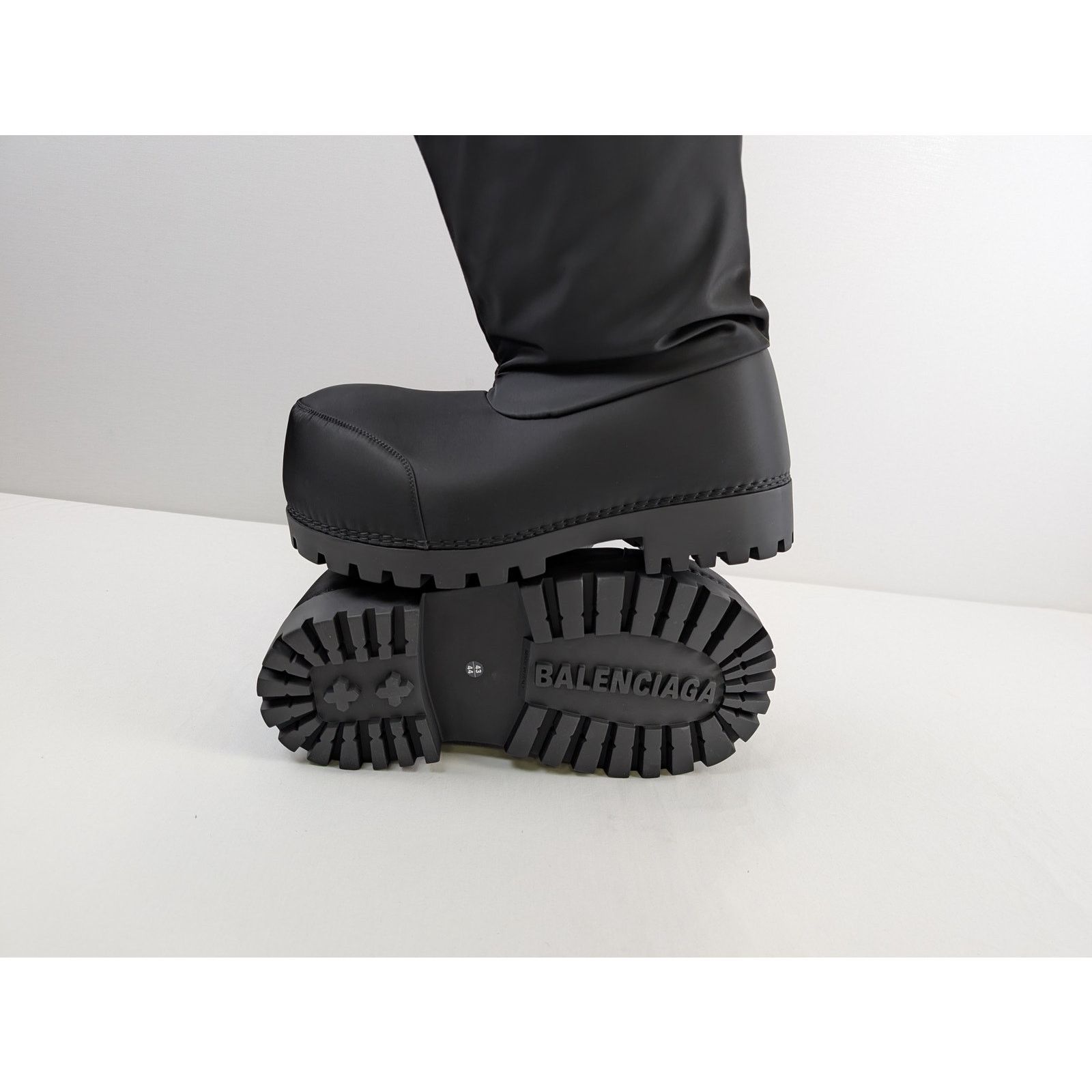 Balenciaga o1rshd1 Alaska High Boots in Black Size: 43-44 Size US 10.5 / EU 43-44 - 12 Thumbnail