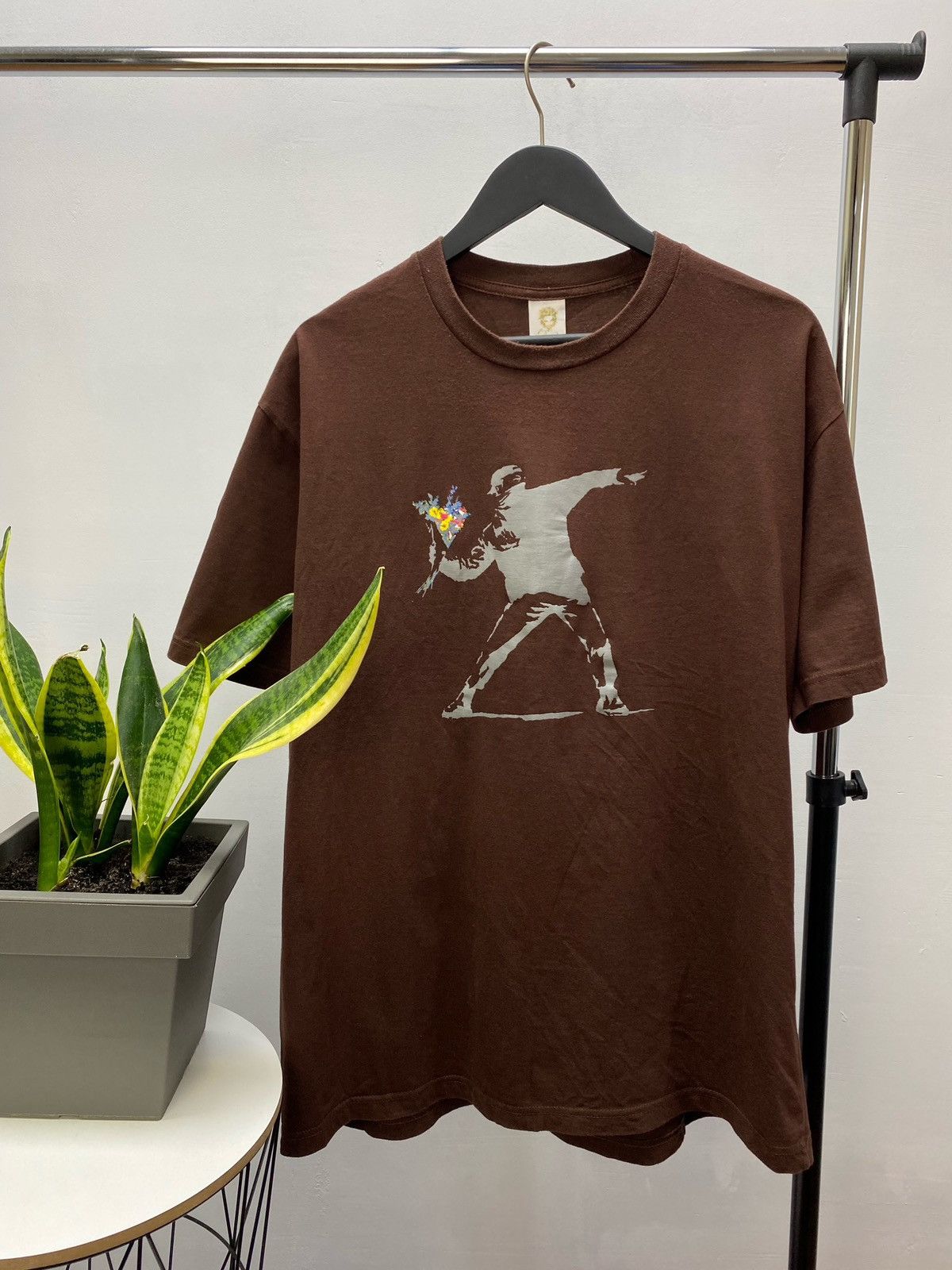 Arts & Science × Vintage Vintage Y2k 00s Banksy Street Art Flower Boy Tee Size US XL / EU 56 / 4 - 1 Thumbnail