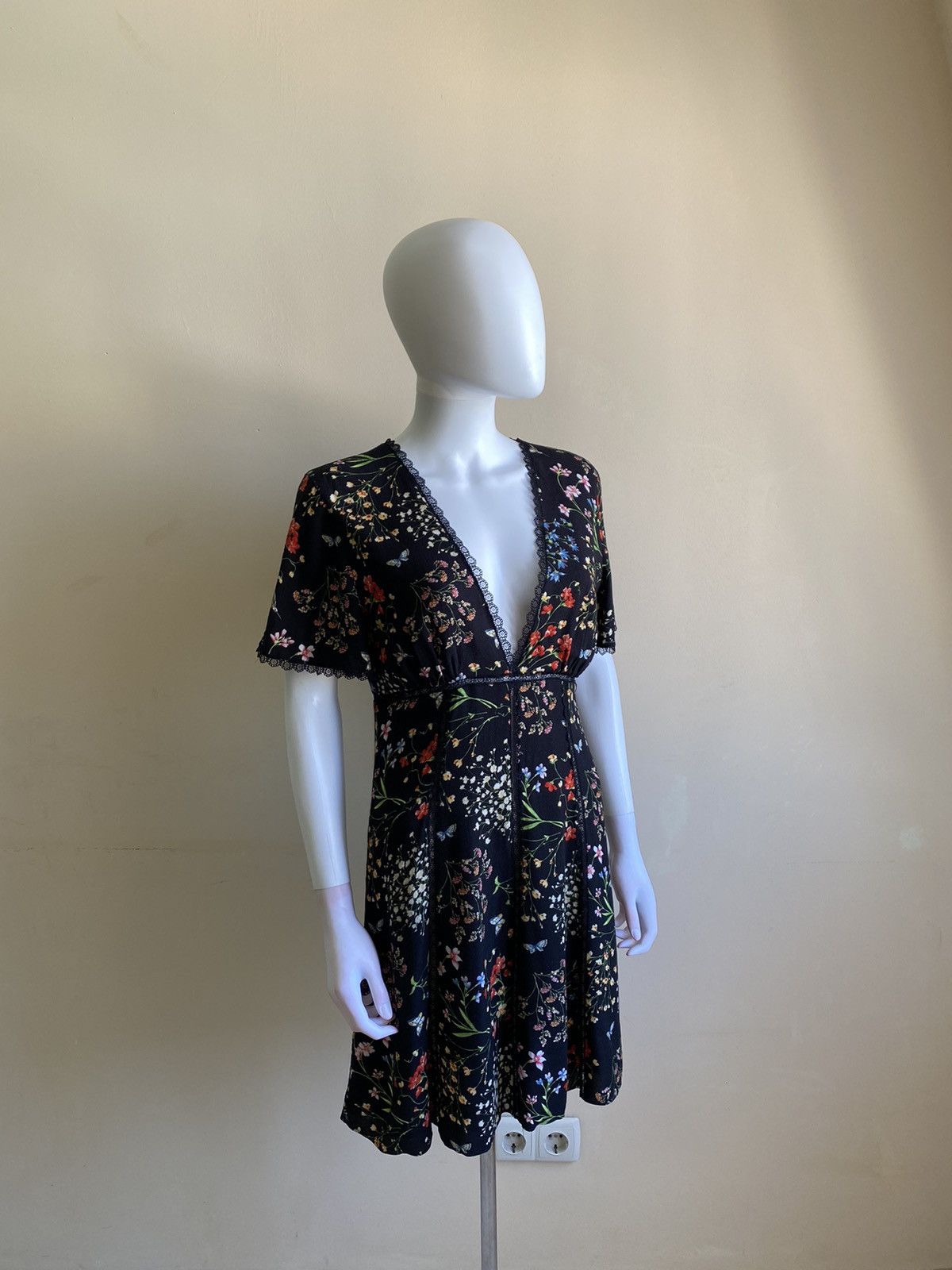 Alice + Olivia Alice + Olivia Black Floral Short Sleeve V-Neck Mini Dress Size S / US 4 / IT 40 - 1 Thumbnail