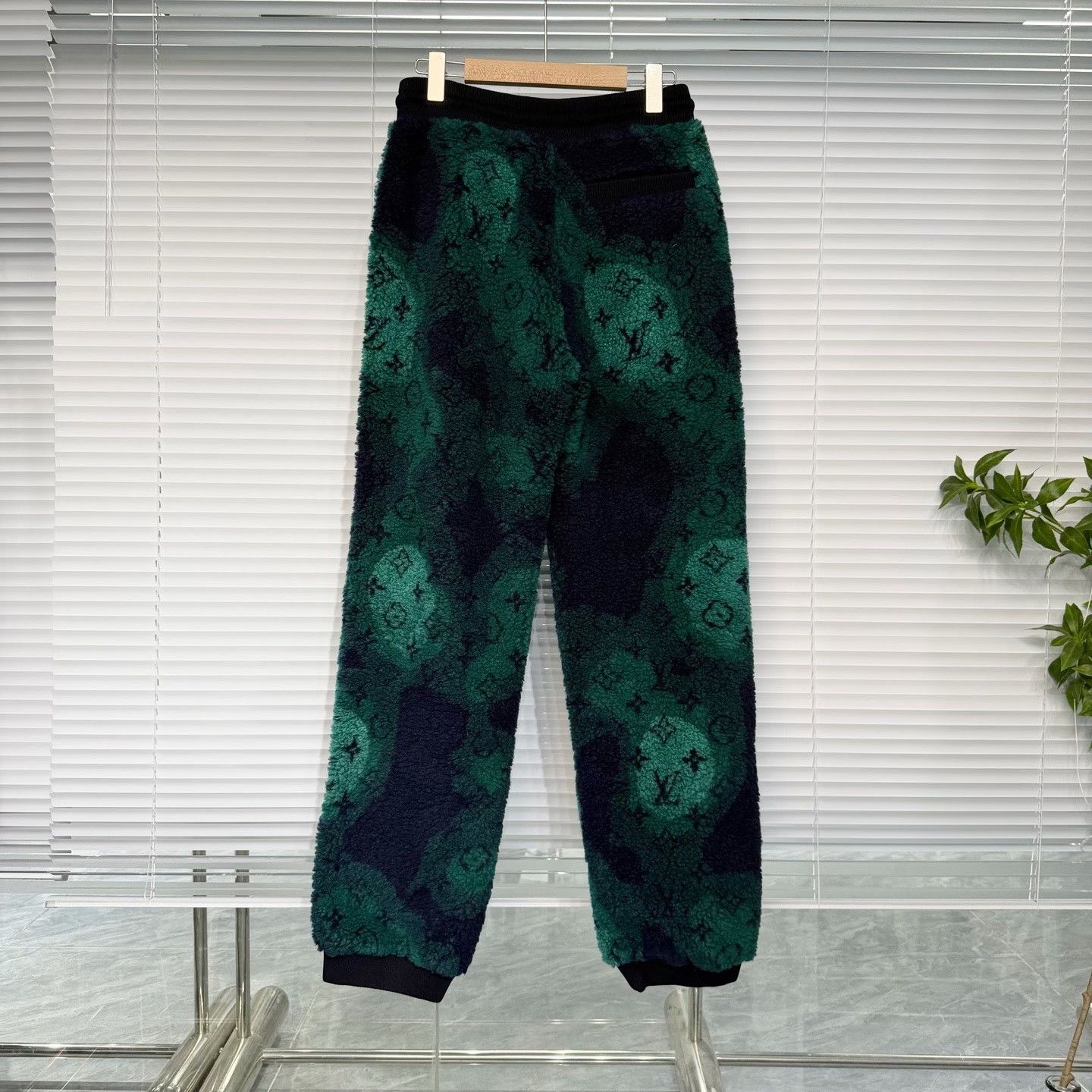 Louis Vuitton Louis Vuitton Green Casual Sweatpants Size US 30 / EU 46 - 2 Thumbnail