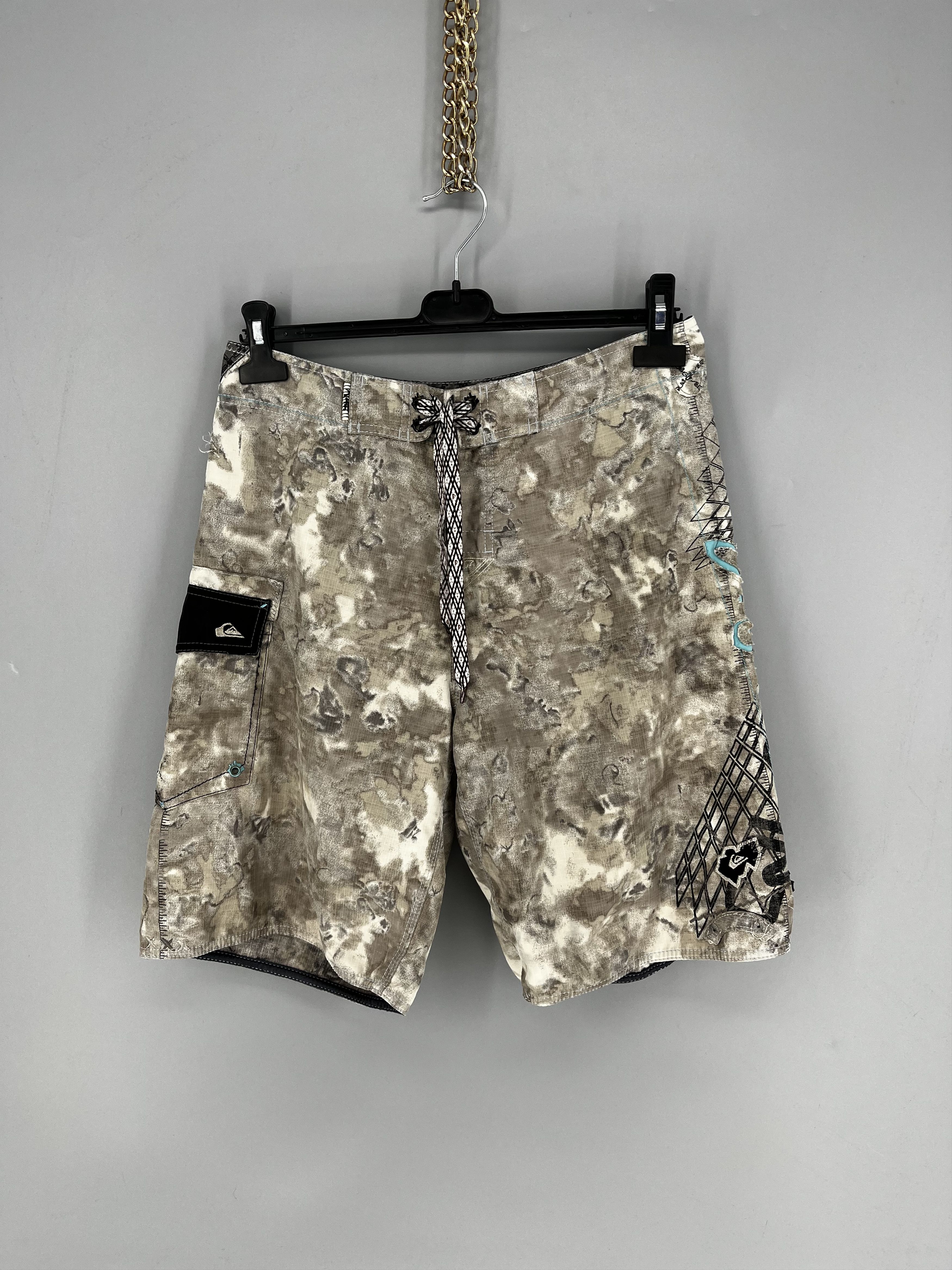 Vintage Vintage Quiksilver Shorts Big Logo Y2K Style 90s Surfing Size US 30 / EU 46 - 1 Thumbnail