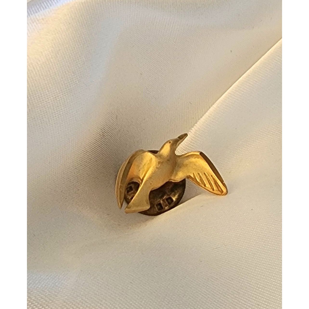 Unknown London Vintage Gold tone dove lapel or tie pin Size ONE SIZE - 1 Thumbnail