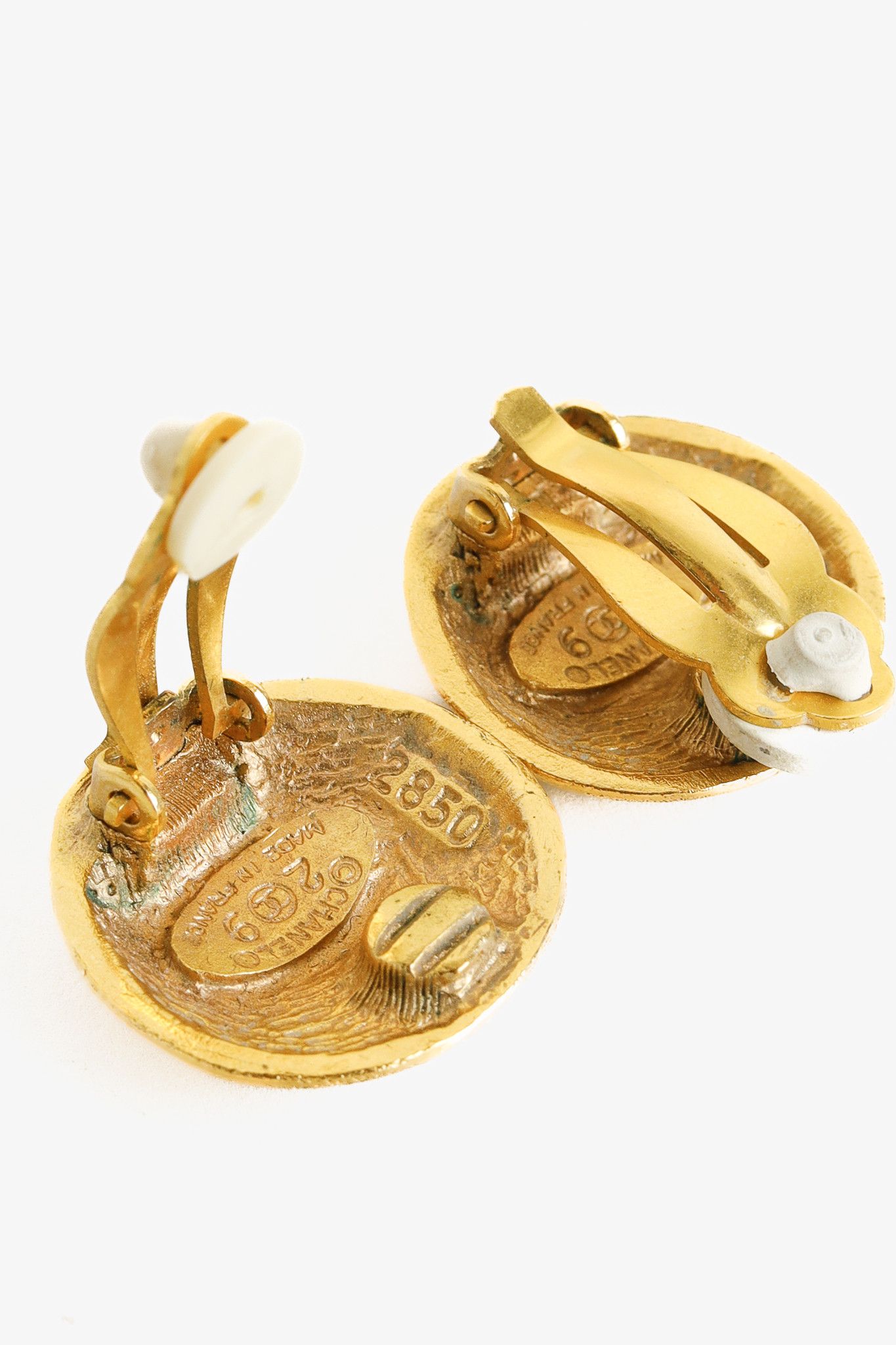 Chanel Chanel Gold-Tone Round Interlocking CC Clip-On Earrings Size ONE SIZE - 4 Thumbnail