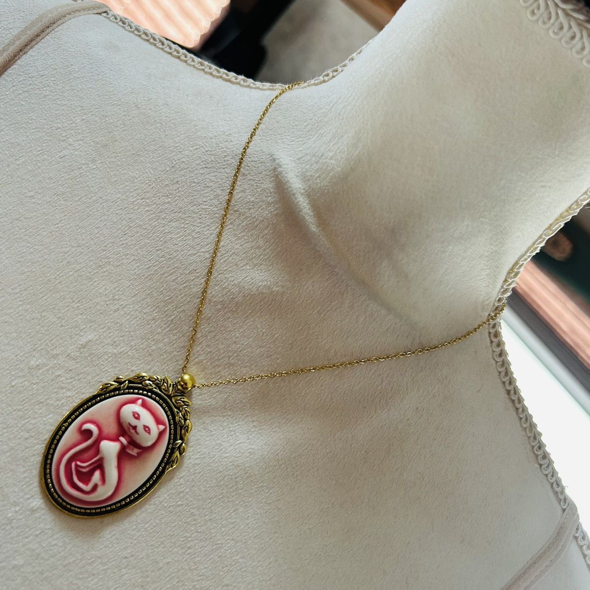 Handmade Handcrafted rose sitting pretty kitty cat cameo necklace Size ONE SIZE - 2 Thumbnail