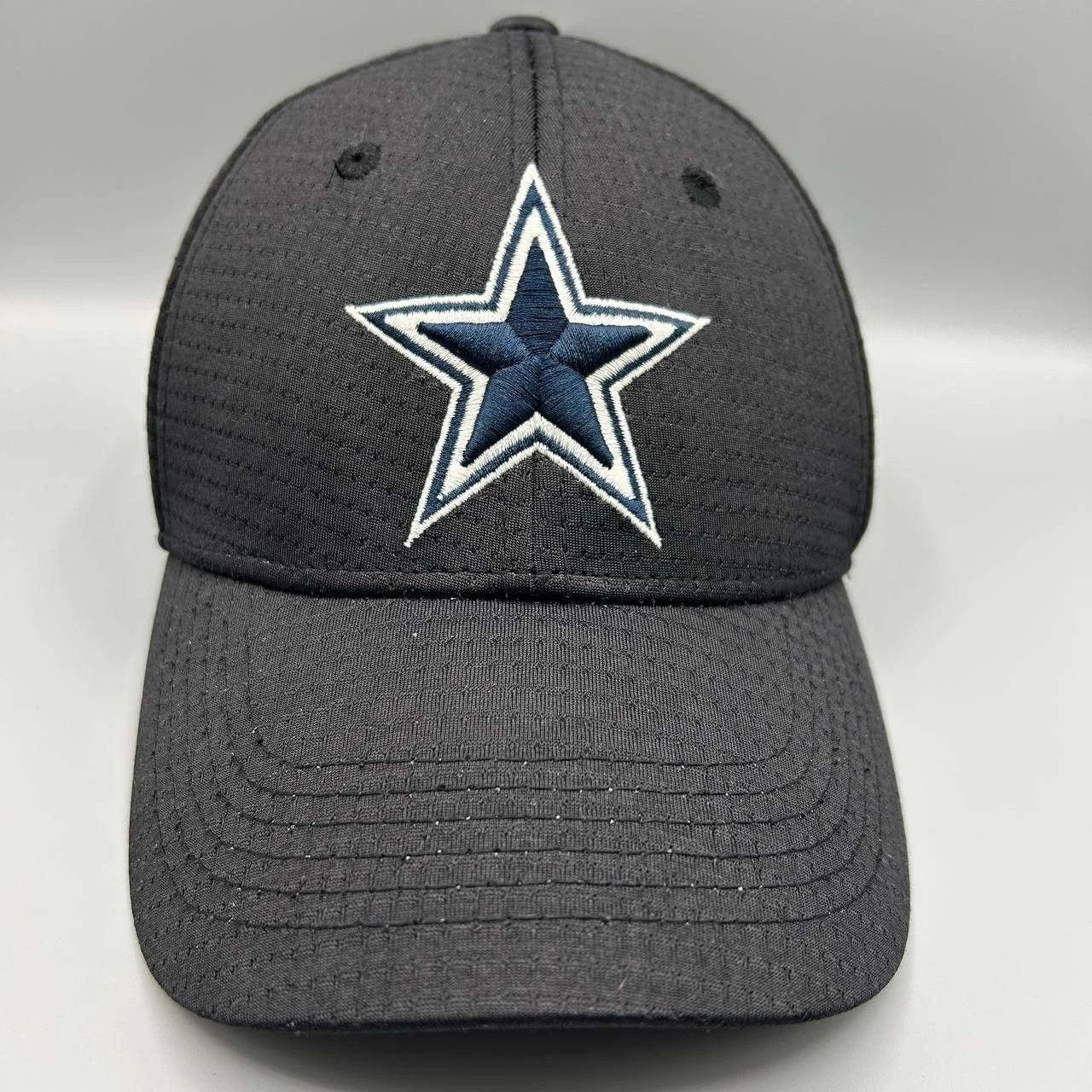 The Unbranded Brand Dallas Cowboys Hat Men M-L Embroidered Stretch Fitted Size ONE SIZE - 1 Thumbnail
