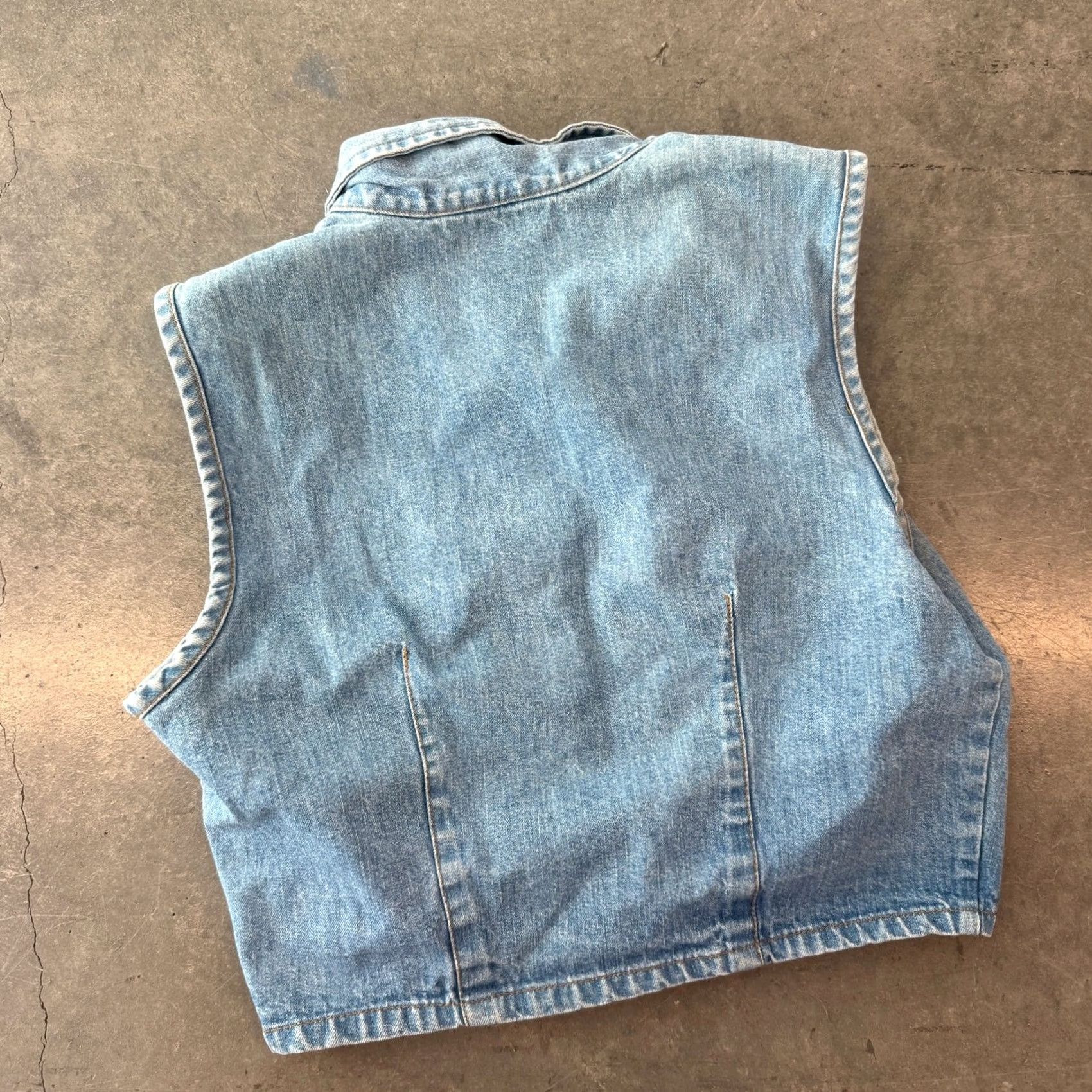 Denime VINTAGE Denim Blue Cropped Vest Button Front Collared Western Women’s Small Vest Women’s Small Denim Sleeveless Size S / US 4 / IT 40 - 2 Thumbnail