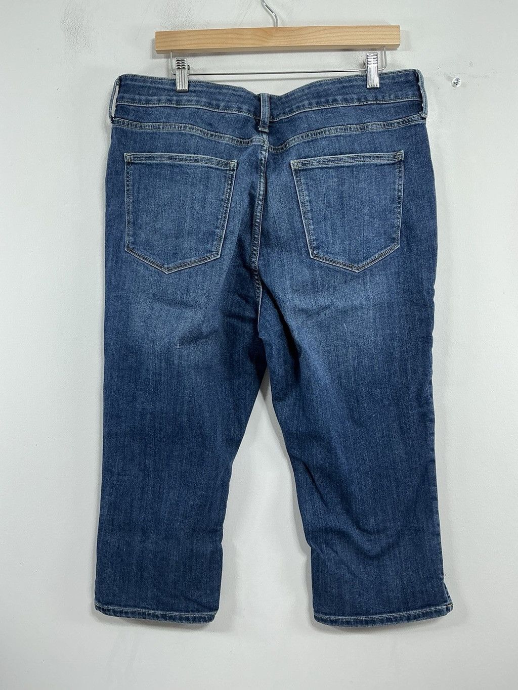 St. Johns Bay Womans Excellent St John's Bay Capri Blue Jeans 16 0112/J-3 Size 38" / US 16 / IT 52 - 2 Thumbnail