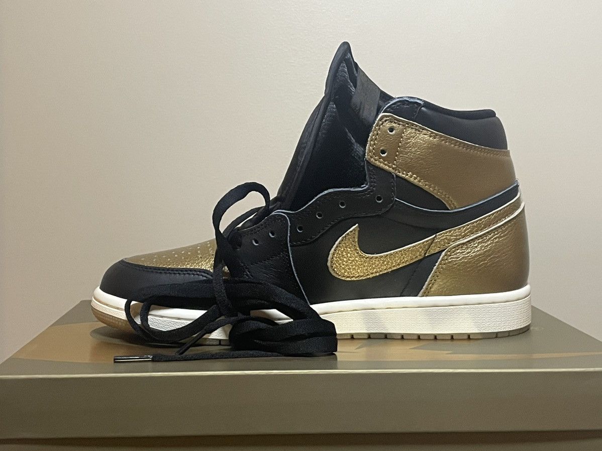 Jordan Brand × Nike Air Jordan 1 Rétro High OG “Black and Gold” Size US 9 / EU 42 - 2 Thumbnail