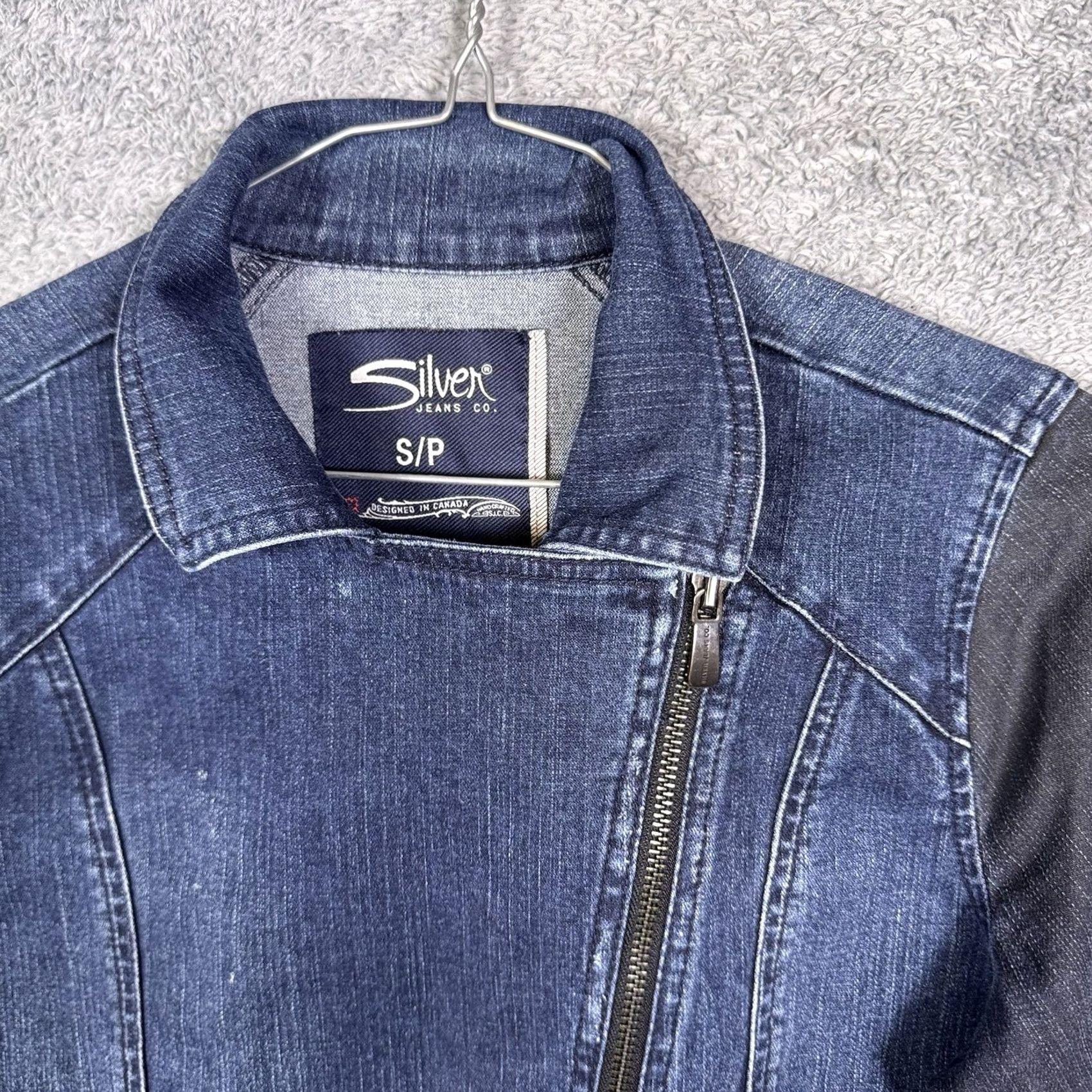 Silver Jeans Co. Silver Jeans Co Denim Jacket Womens S Trucker Boho Moto Full Zip Grunge Y2K Jacket Womens S Blue Geometric 80s? Size 28" / US 6 / IT 42 - 4 Thumbnail