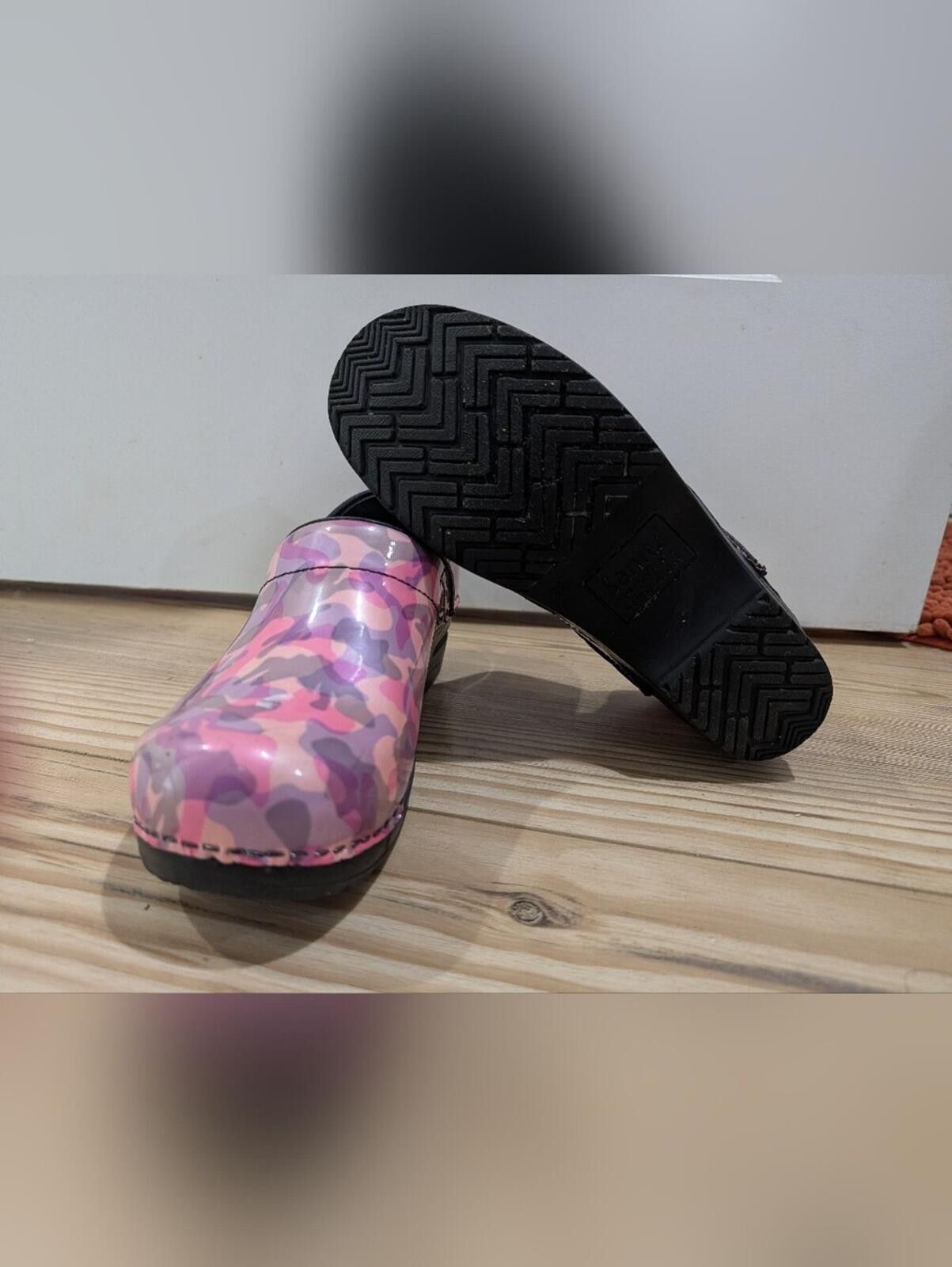 Santa Cruz Skateboards Sanita Pink Camo Closed-Back Clogs Size US 7.5 / IT 37.5 - 2 Thumbnail